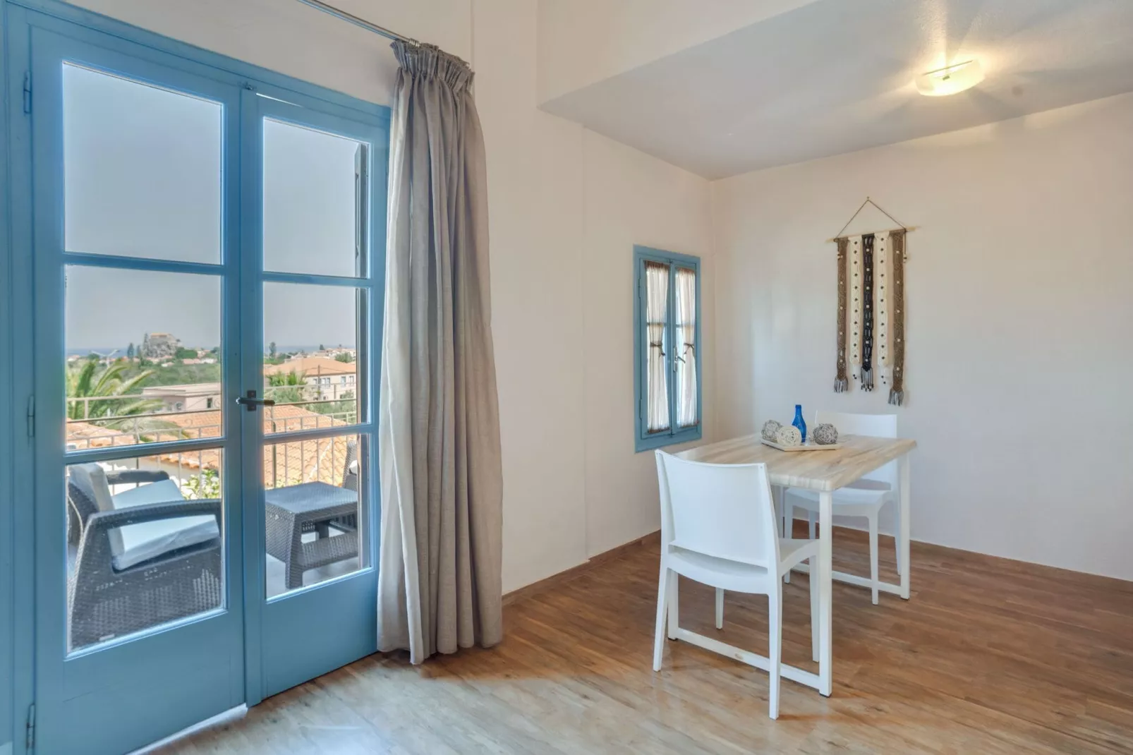 Leuke studio op Lesbos met een balkon-Eetkamer