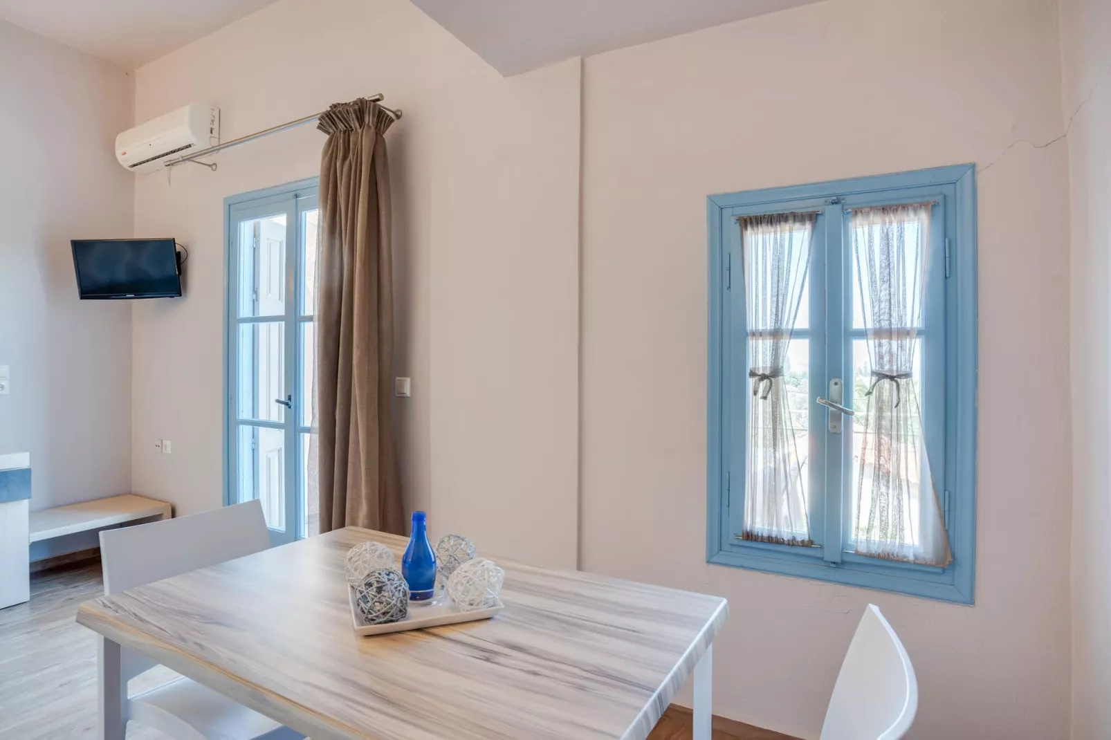 Leuke studio op Lesbos met een balkon-Eetkamer