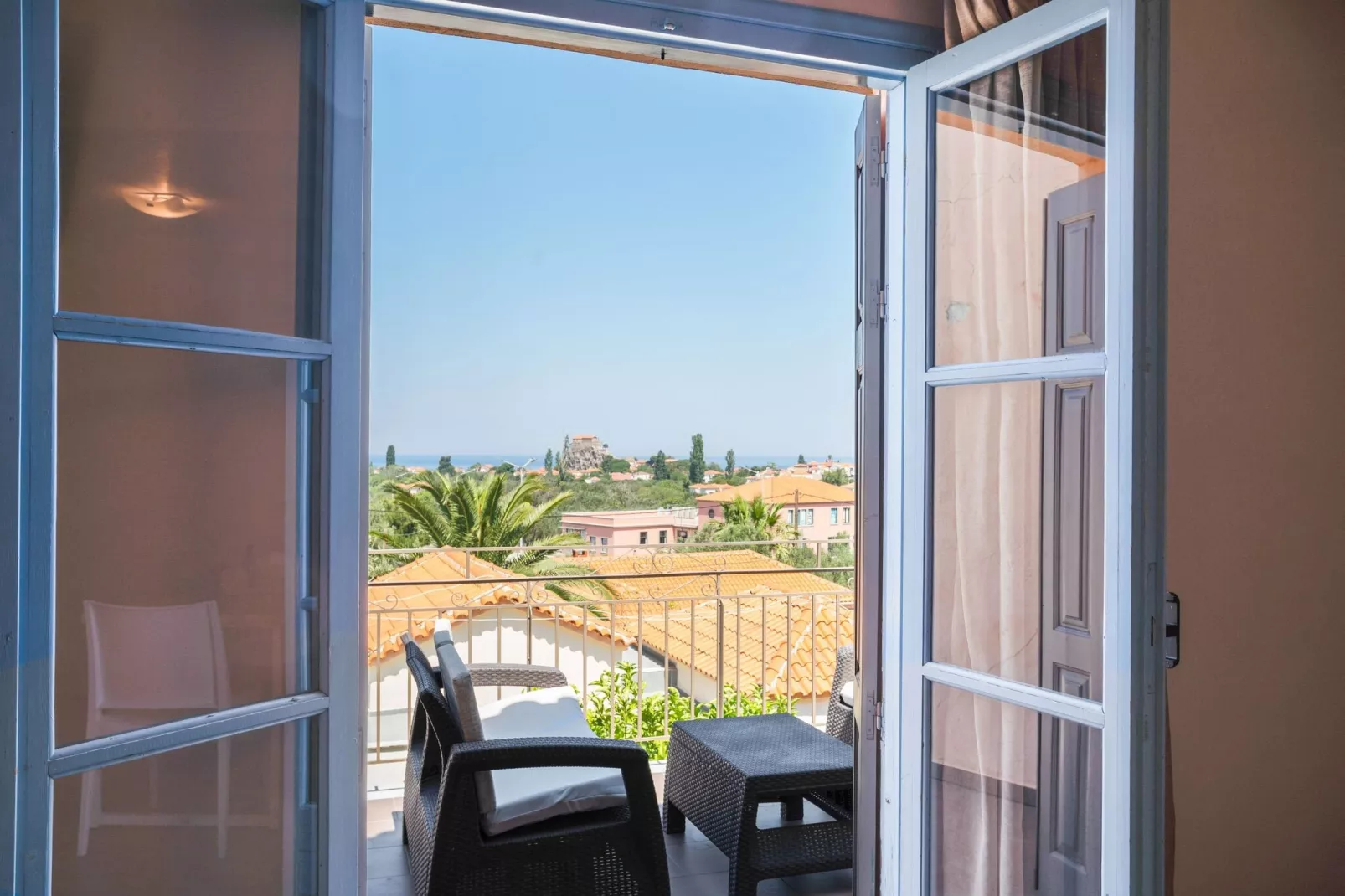 Leuke studio op Lesbos met een balkon-Uitzicht zomer