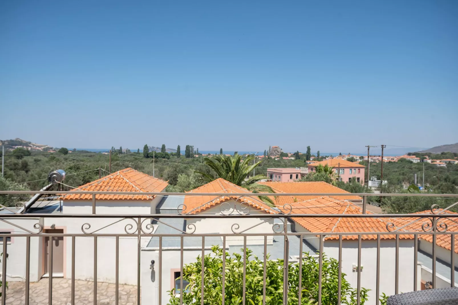 Leuke studio op Lesbos met een balkon-Uitzicht zomer