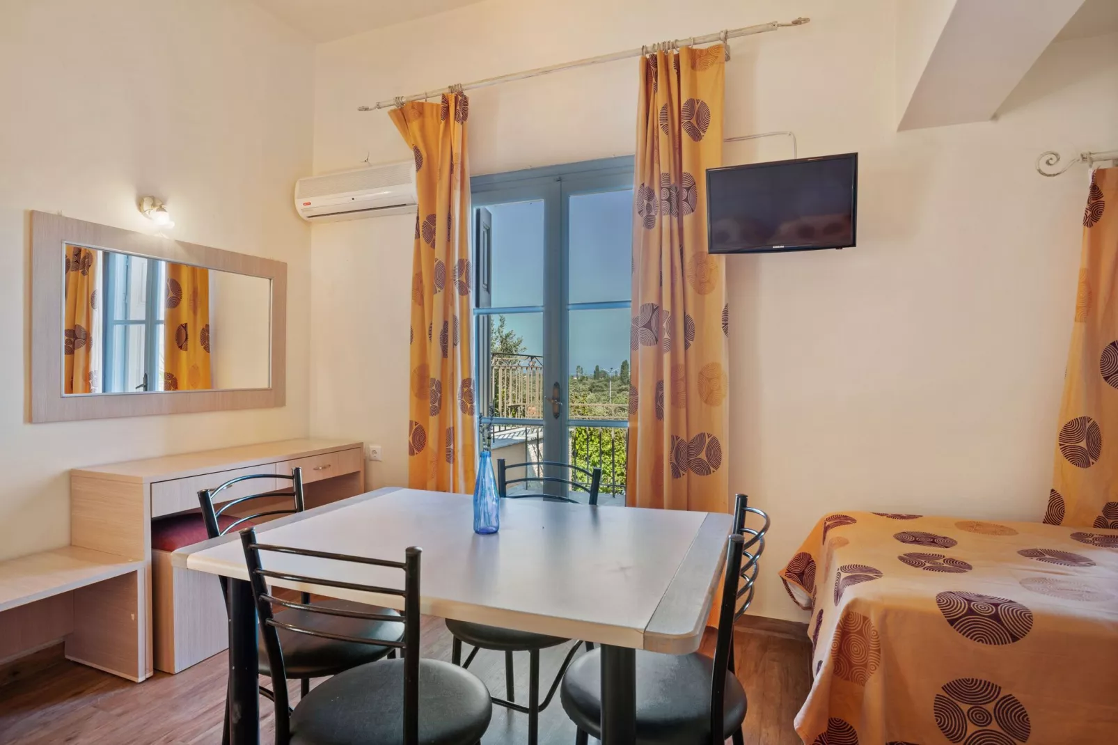 Leuke studio op Lesbos met een gedeeld zwembad-Woonkamer