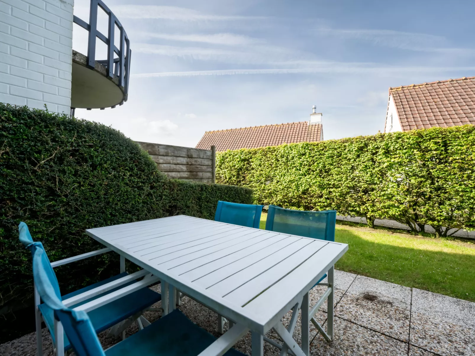 Laya with parking and shared pool-Buiten