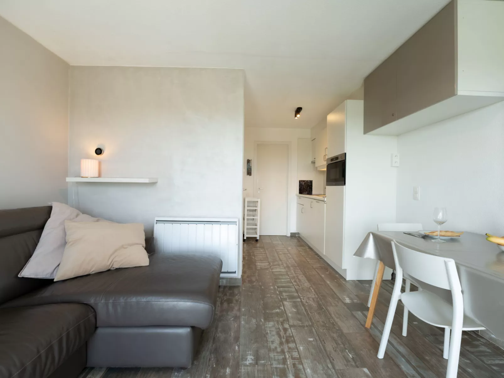 Laya with parking and shared pool-Binnen
