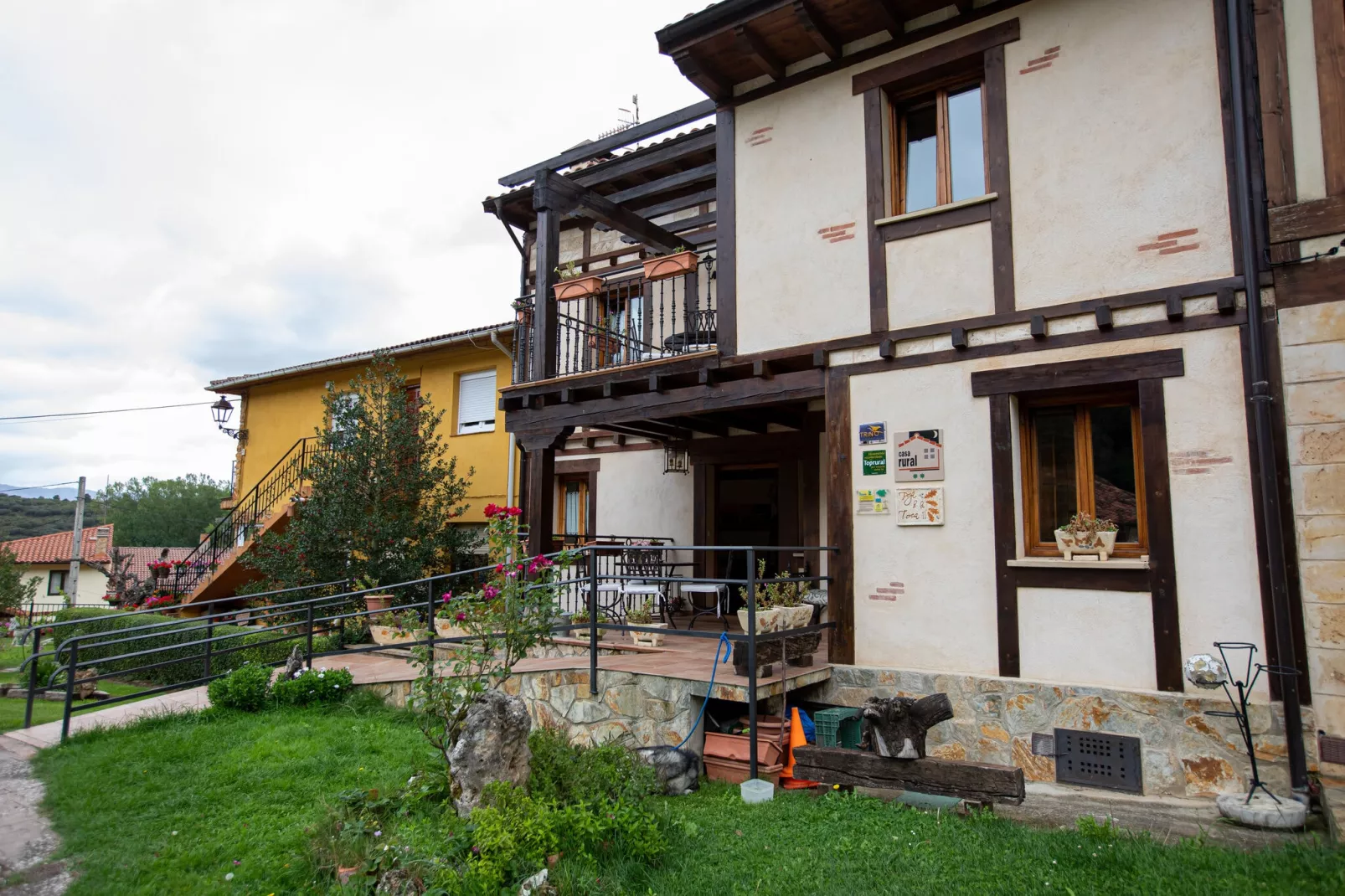 Casa Rural Poza de la Torca II-Tuinen zomer