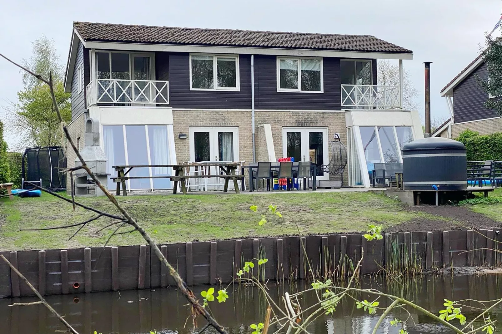 18 pers Ellersinghuis wellness met houtgestookte hottub-Buitenkant zomer