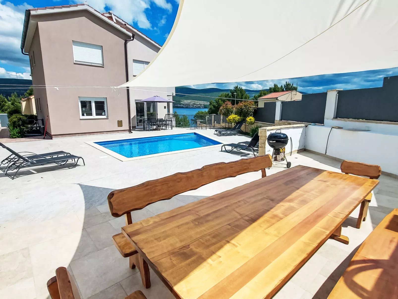 Sea Front Villa Lucija-Binnen