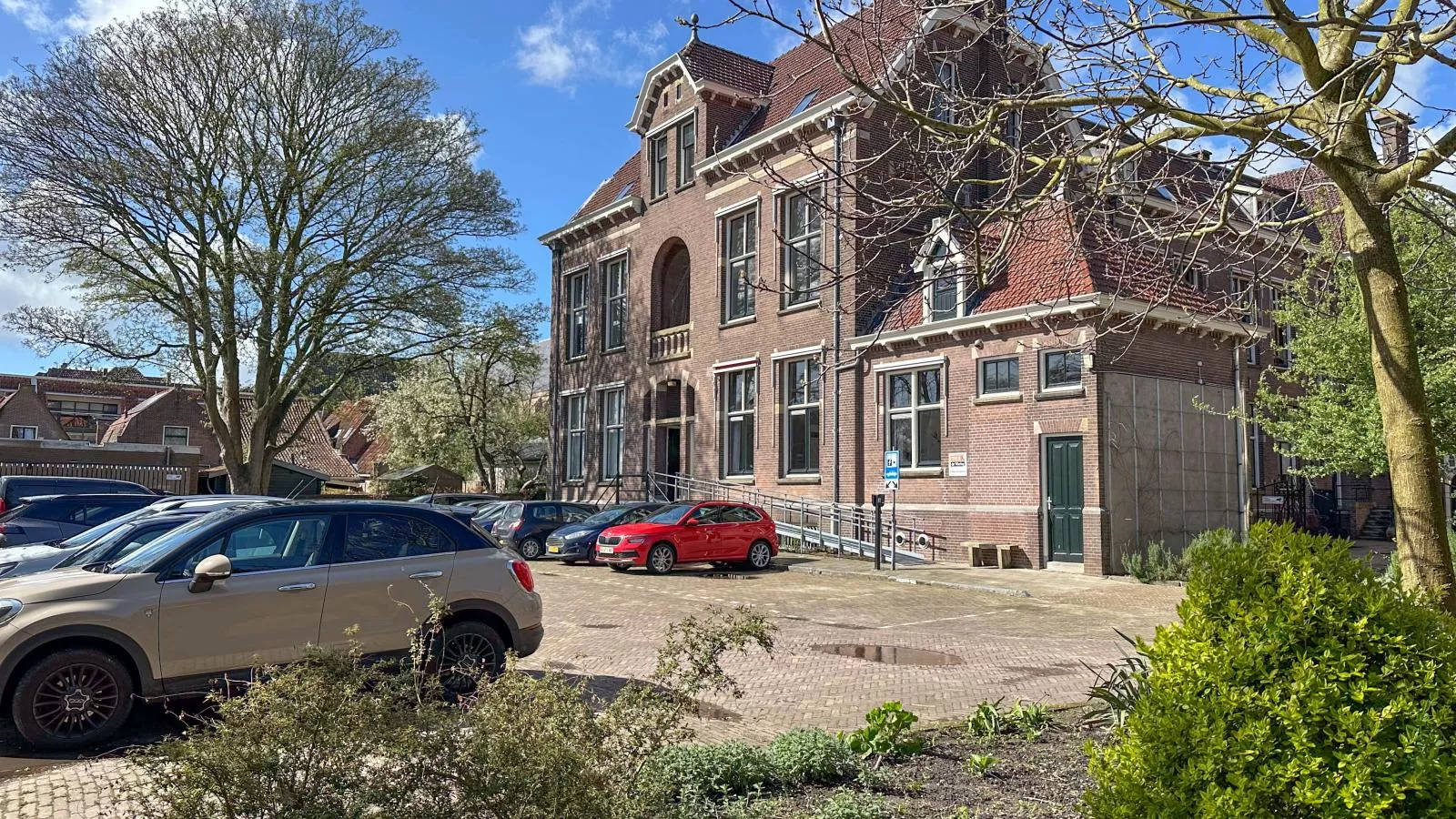 Combi grote en kleine weeshuis-Buitenkant zomer