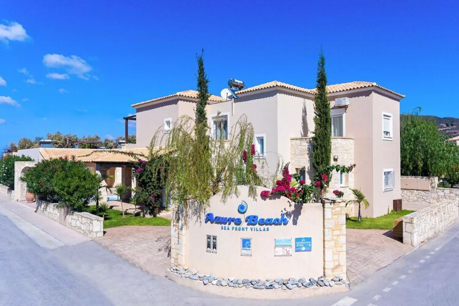 Villas Azure Beach Nopigia 3-bedroom-villa - 100 sqm with sharing pool-Buitenkant zomer