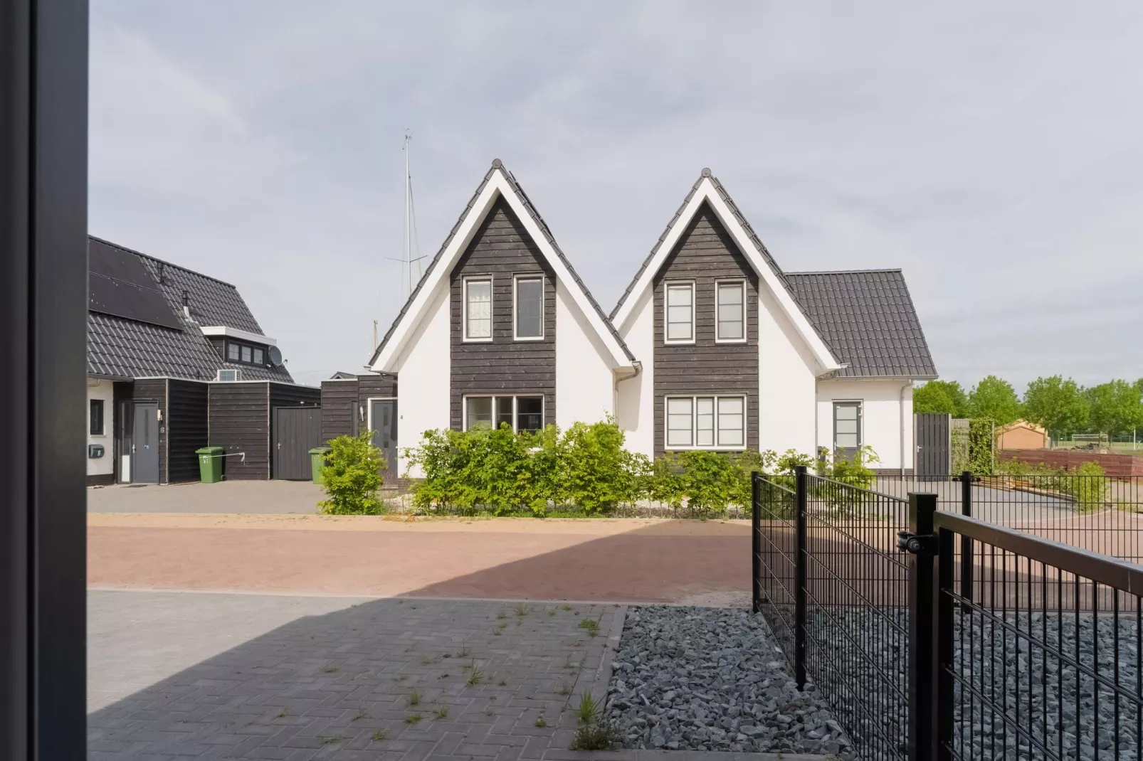 Luxe villa aan het water-Buitenkant zomer