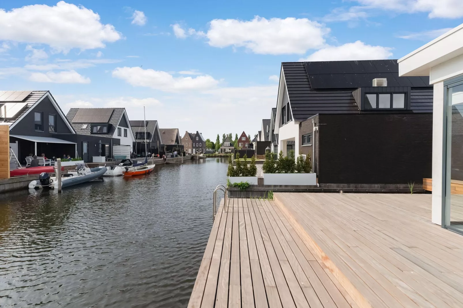 Luxe villa aan het water-Uitzicht zomer