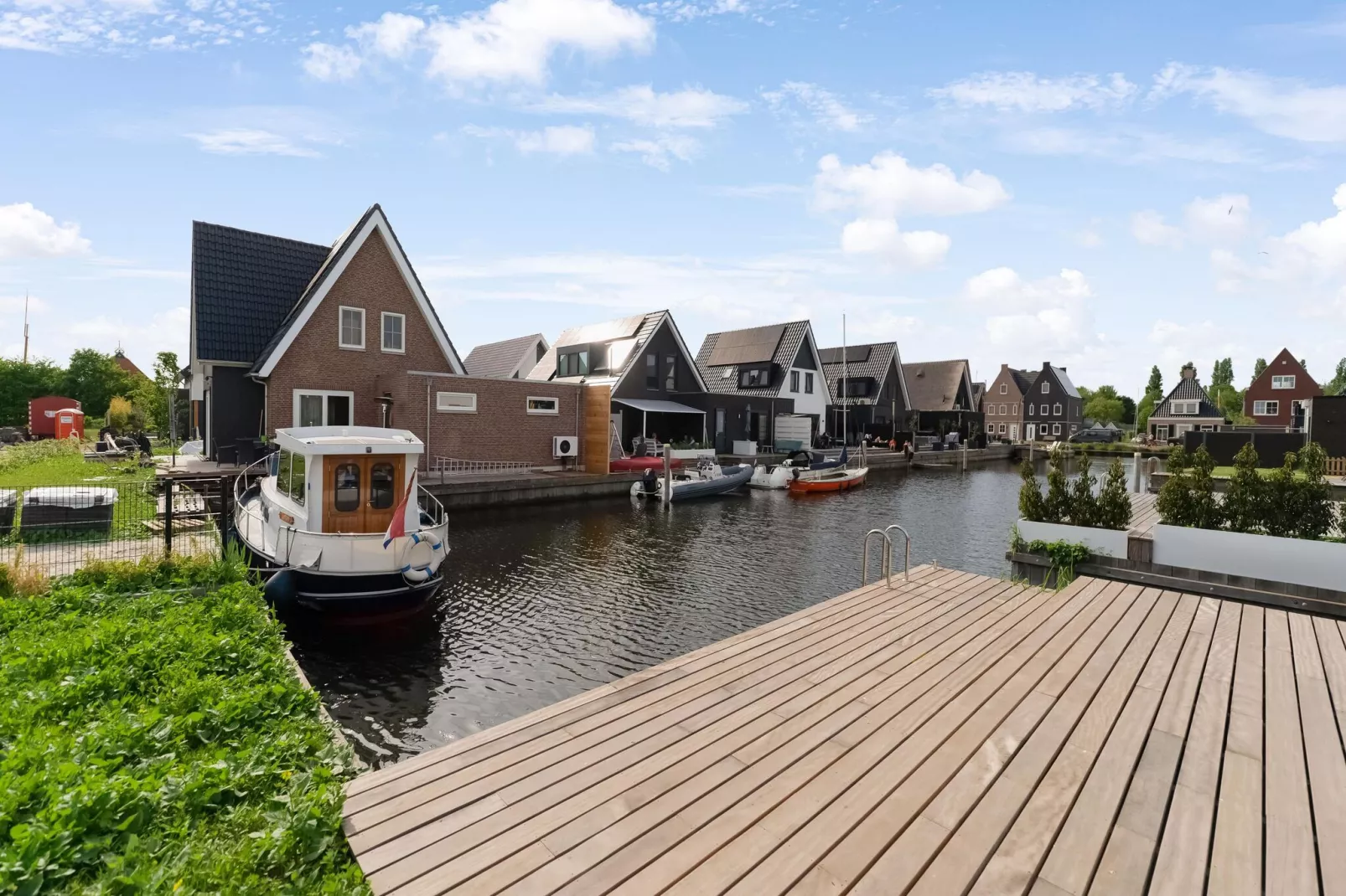 Luxe villa aan het water-Uitzicht zomer