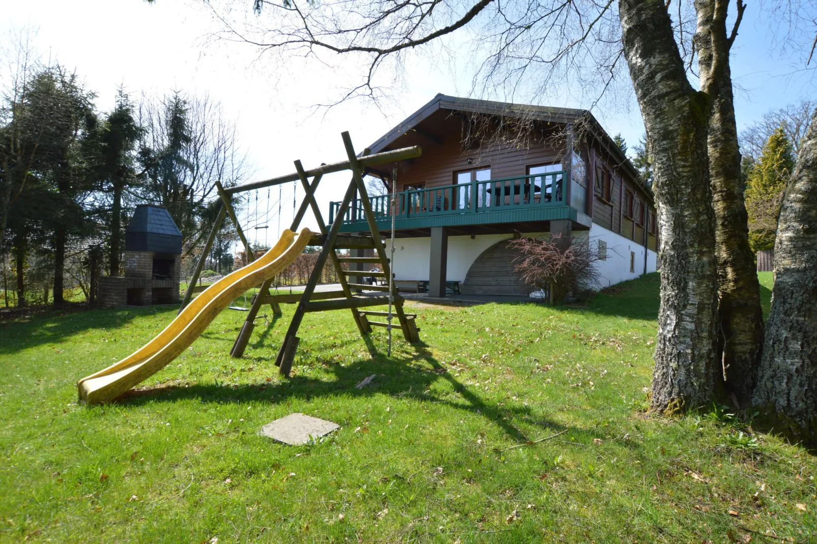 Le Chalet des Robinsons-Buitenkant zomer