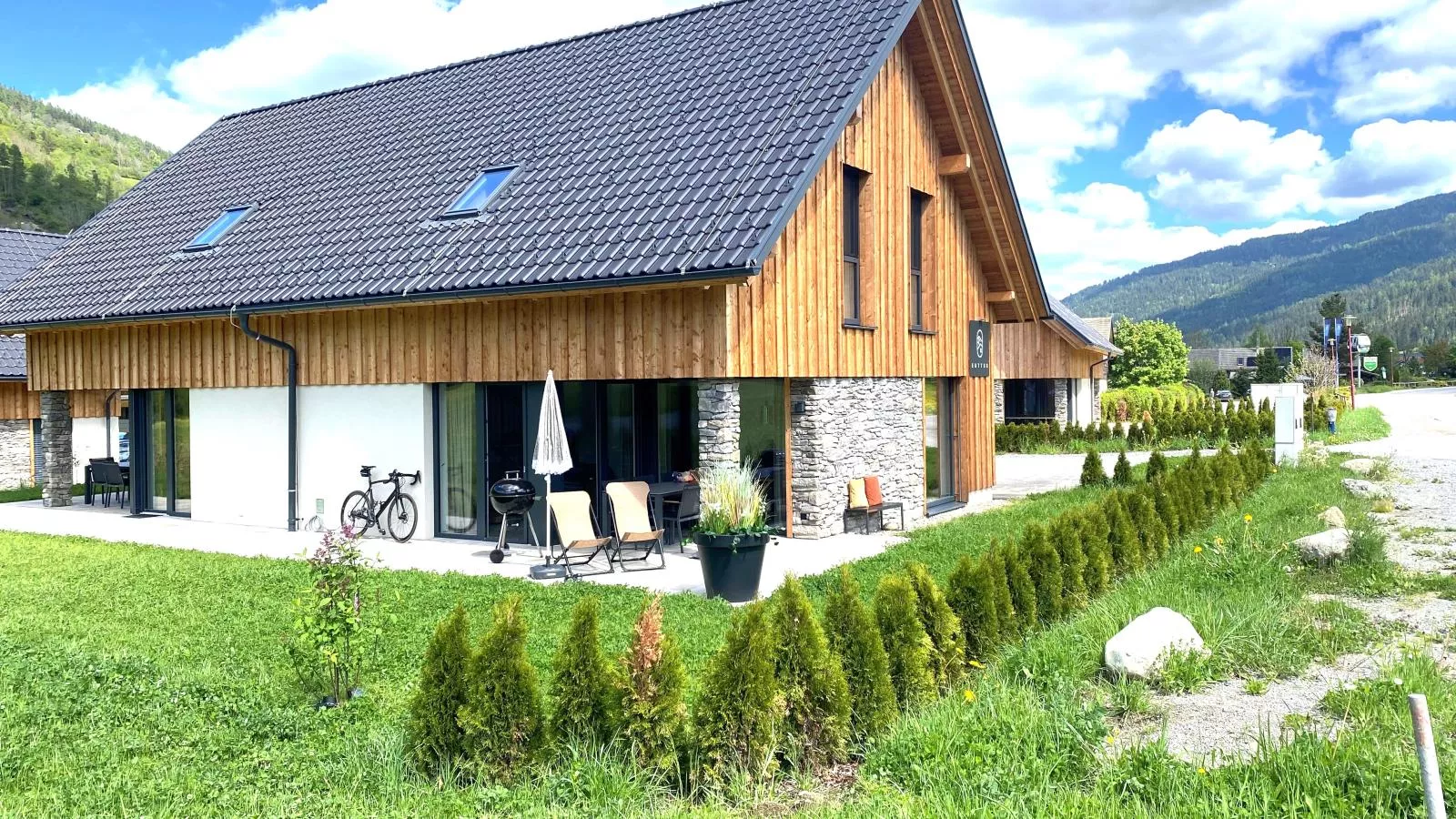 Mountain Chalet Esttes-Tuinen zomer