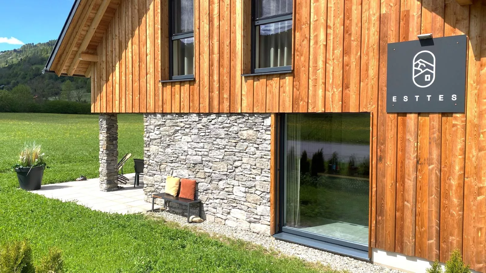 Mountain Chalet Esttes-Buitenkant zomer