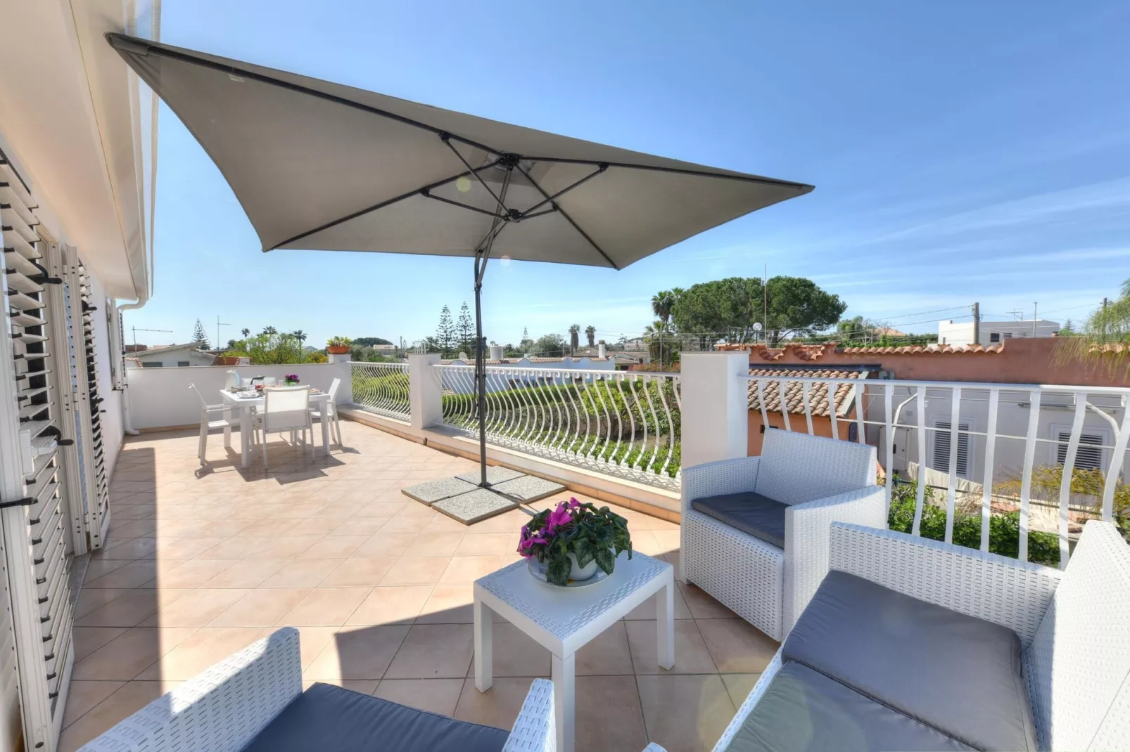 Apt MareLuna Apartment in Villa mit Pool Siracusa-Terrasbalkon