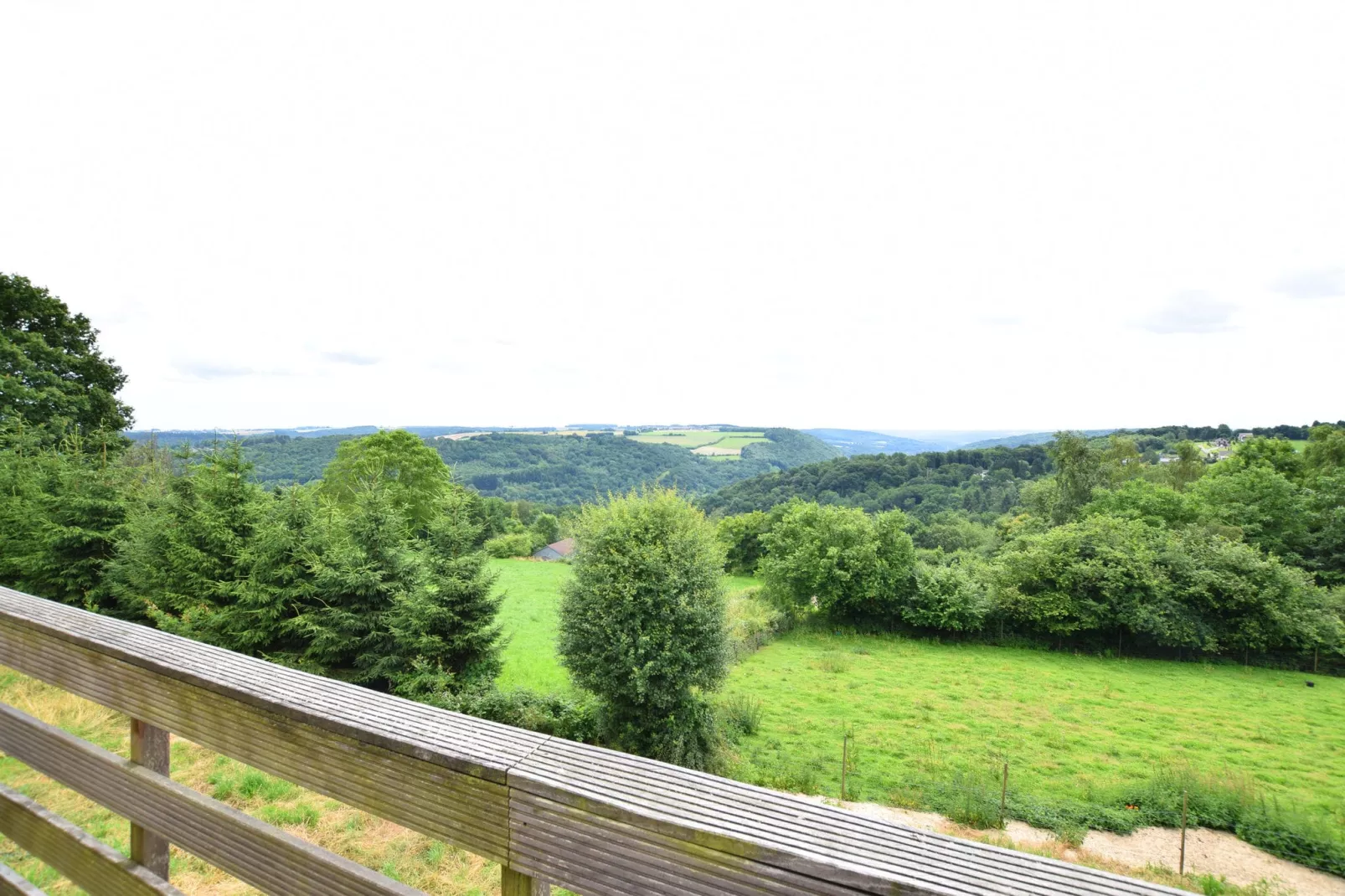 La Vue Spectaculaire-Uitzicht zomer