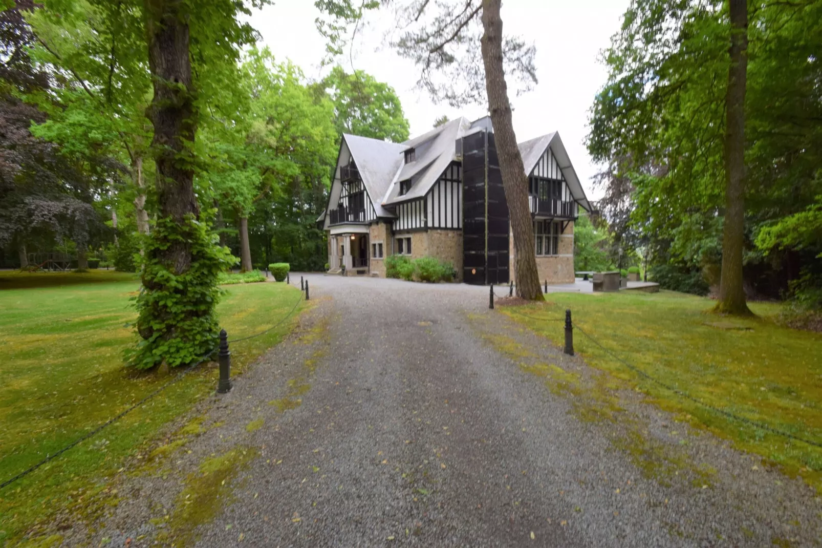 Le Château et les Forêts-Buitenkant zomer