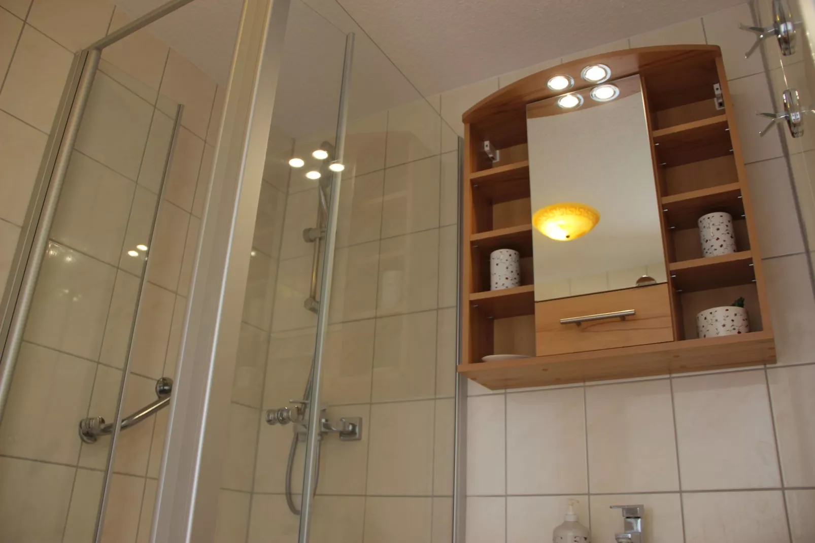 Stijlvol ingericht appartement in Rerik met een terras-Badkamer