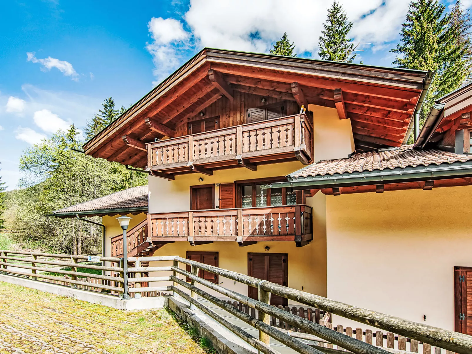 Condominio Parco degli abeti-Buiten