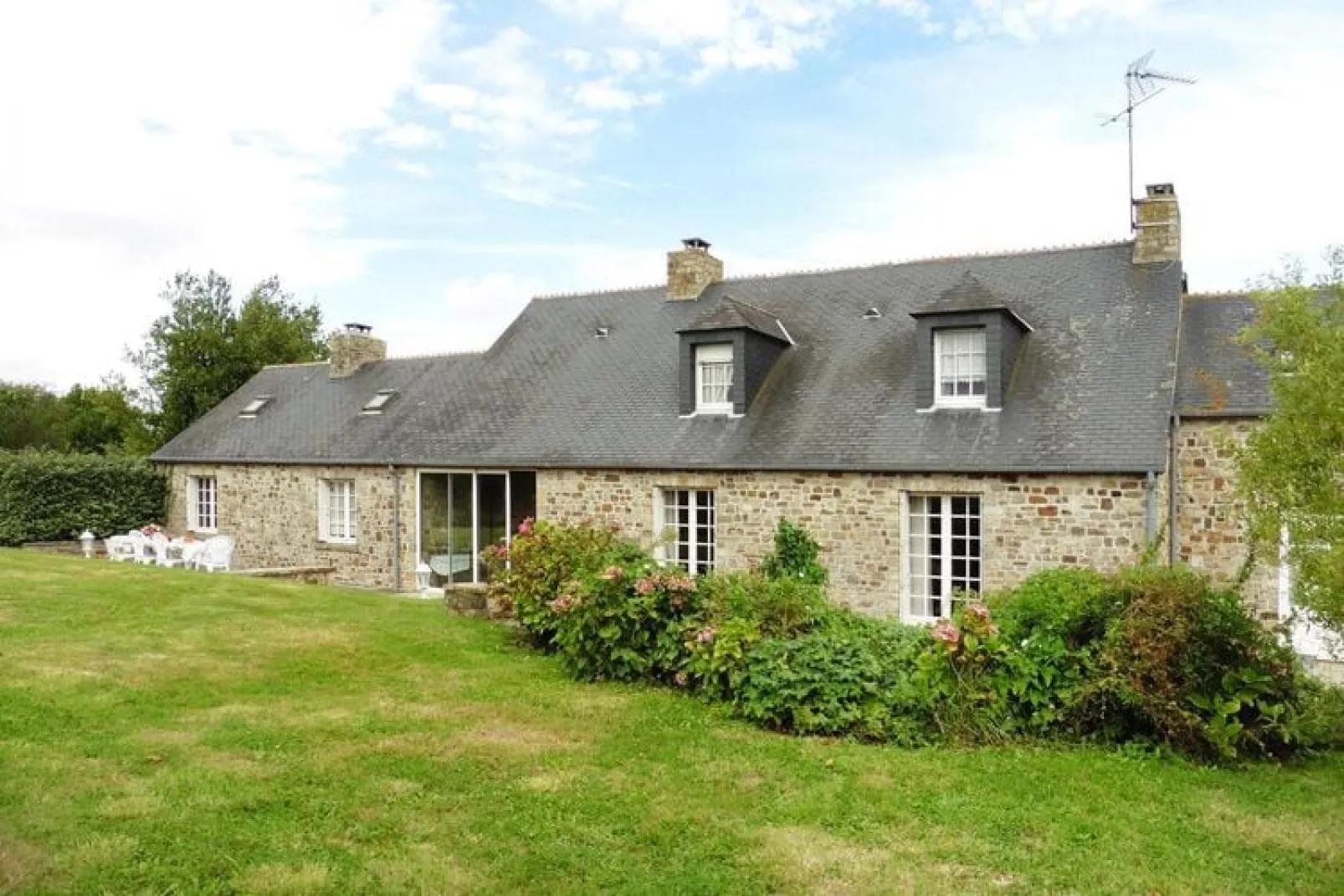 Holiday home St Maurice-en-Cotentin-Buitenkant zomer