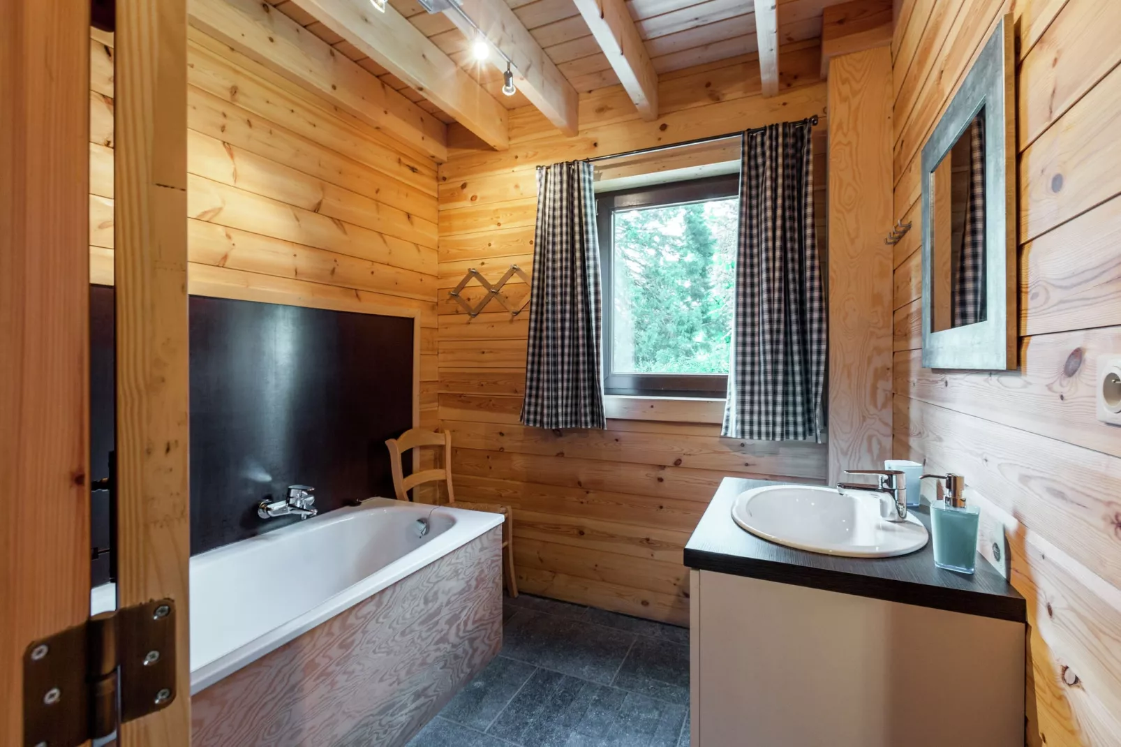 Modern vakantiehuis in Vresse-sur-Semois dicht bij kajakken-Badkamer