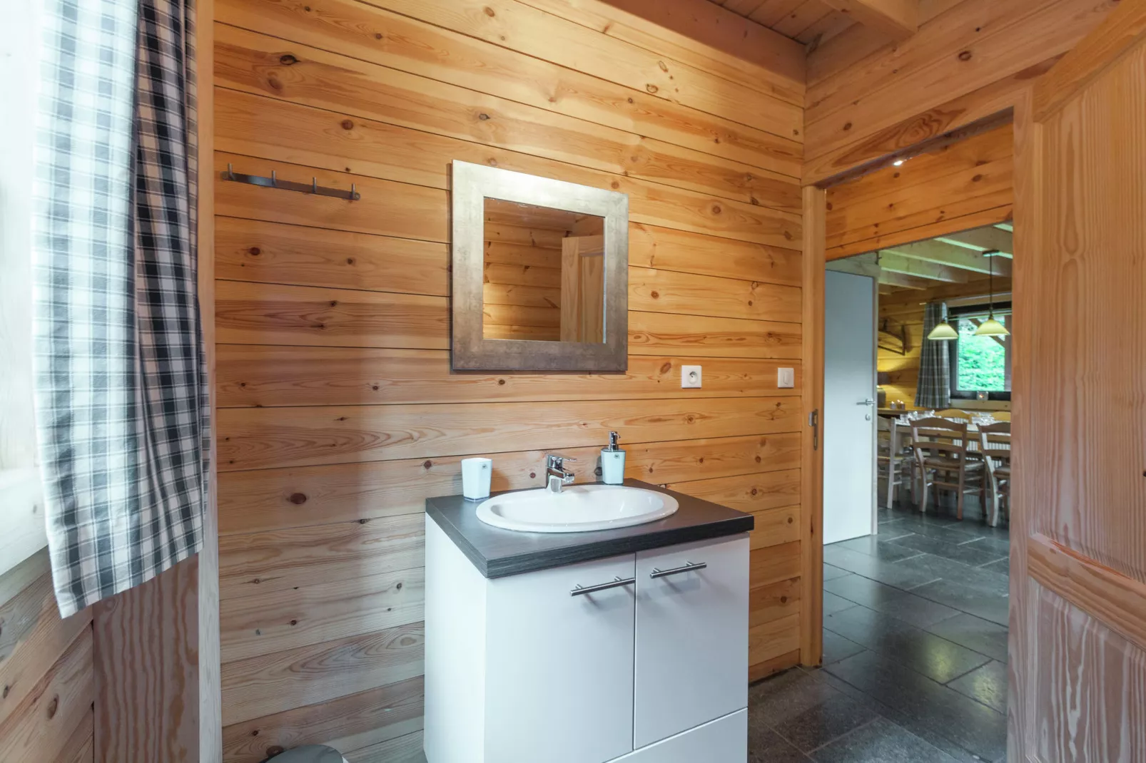 Modern vakantiehuis in Vresse-sur-Semois dicht bij kajakken-Badkamer