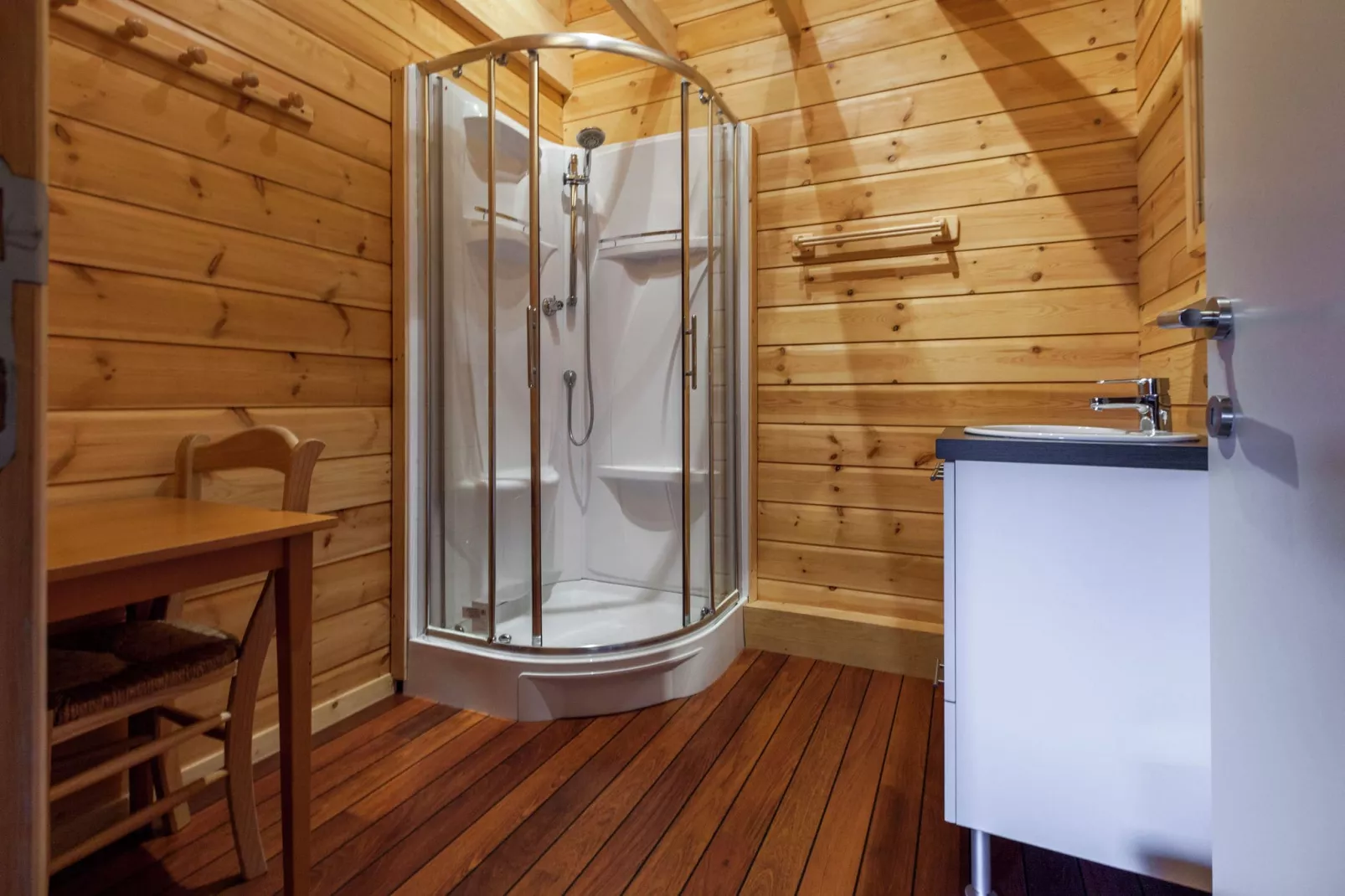 Modern vakantiehuis in Vresse-sur-Semois dicht bij kajakken-Badkamer