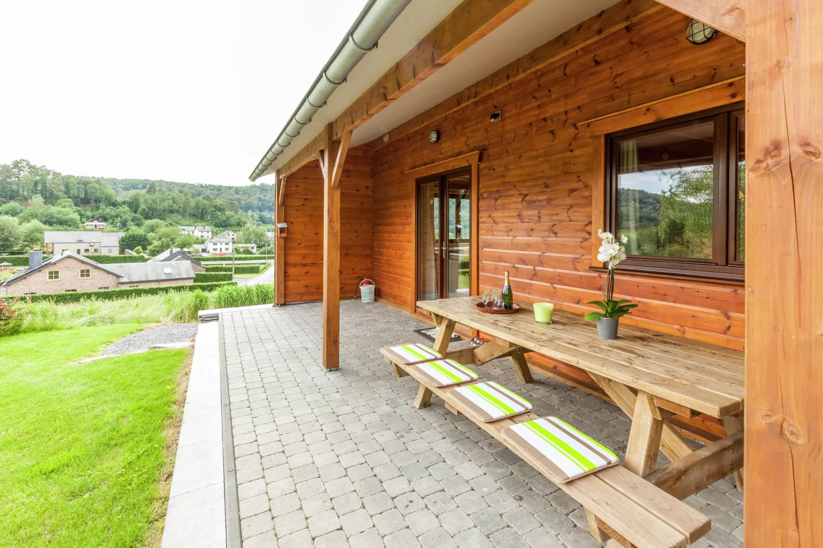Modern vakantiehuis in Vresse-sur-Semois dicht bij kajakken-Terrasbalkon