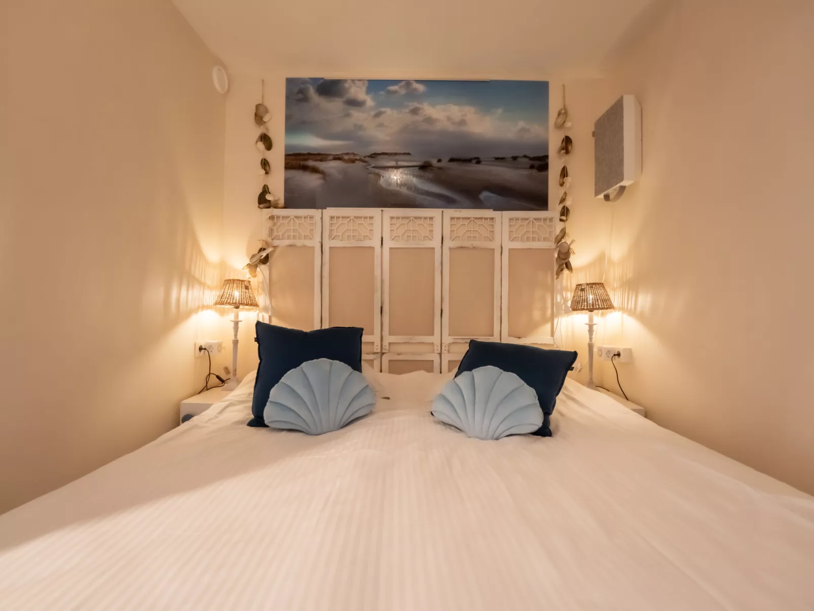 Pacific with parking and sea view-Binnen