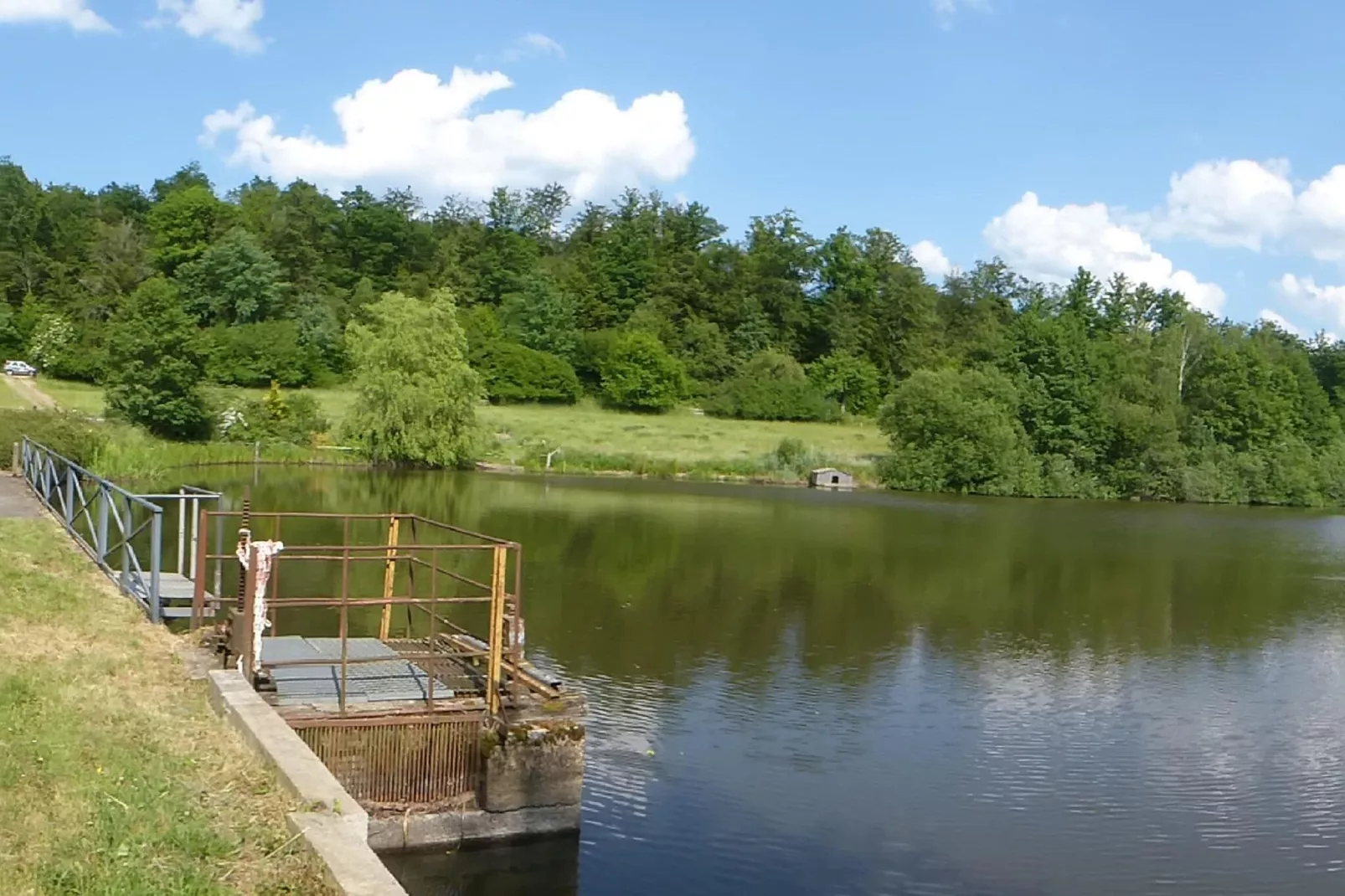 Gîte "Au bord de l'Eau "-Tuinen zomer