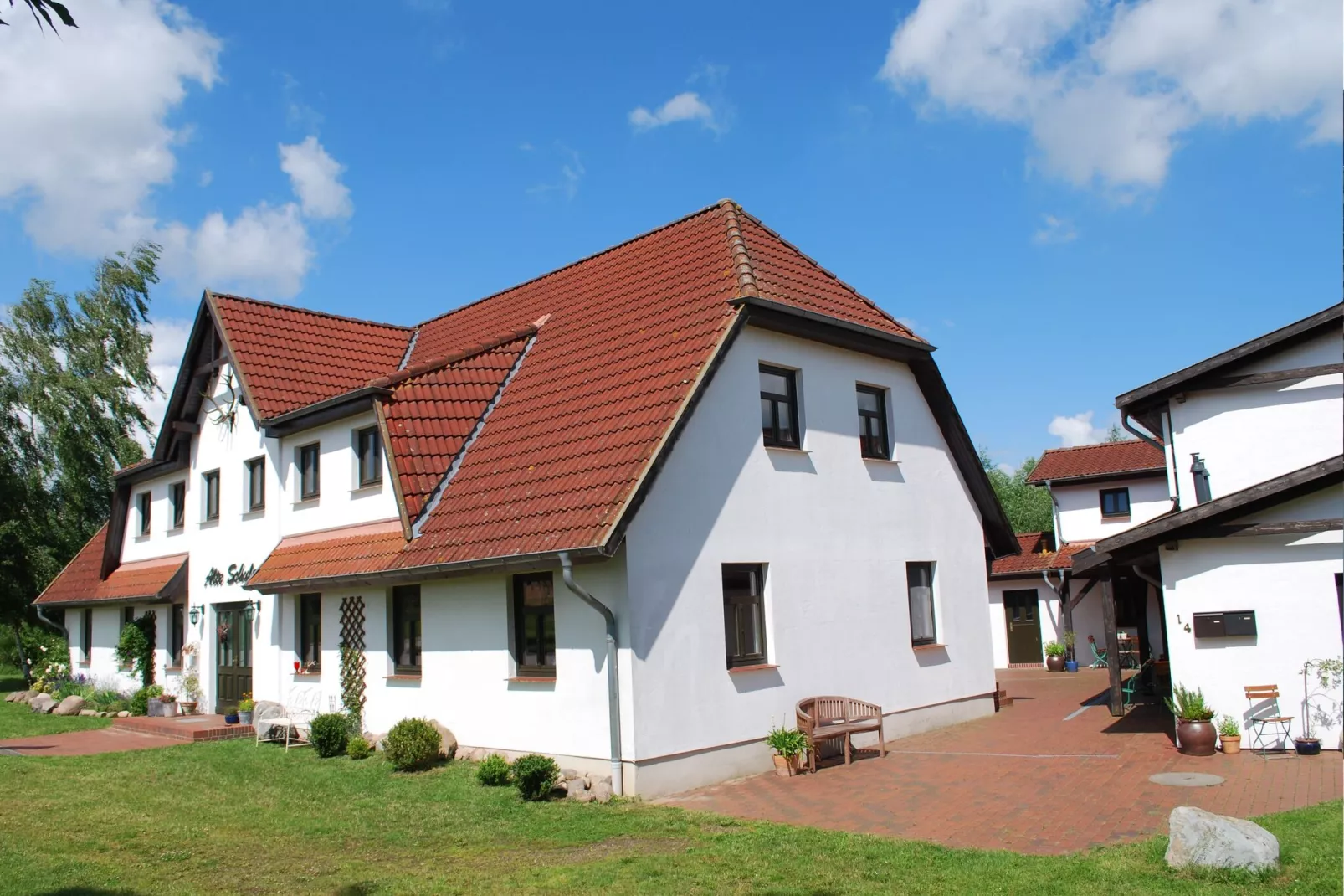 Modern appartement met zwembad in Dargun-Buitenkant zomer