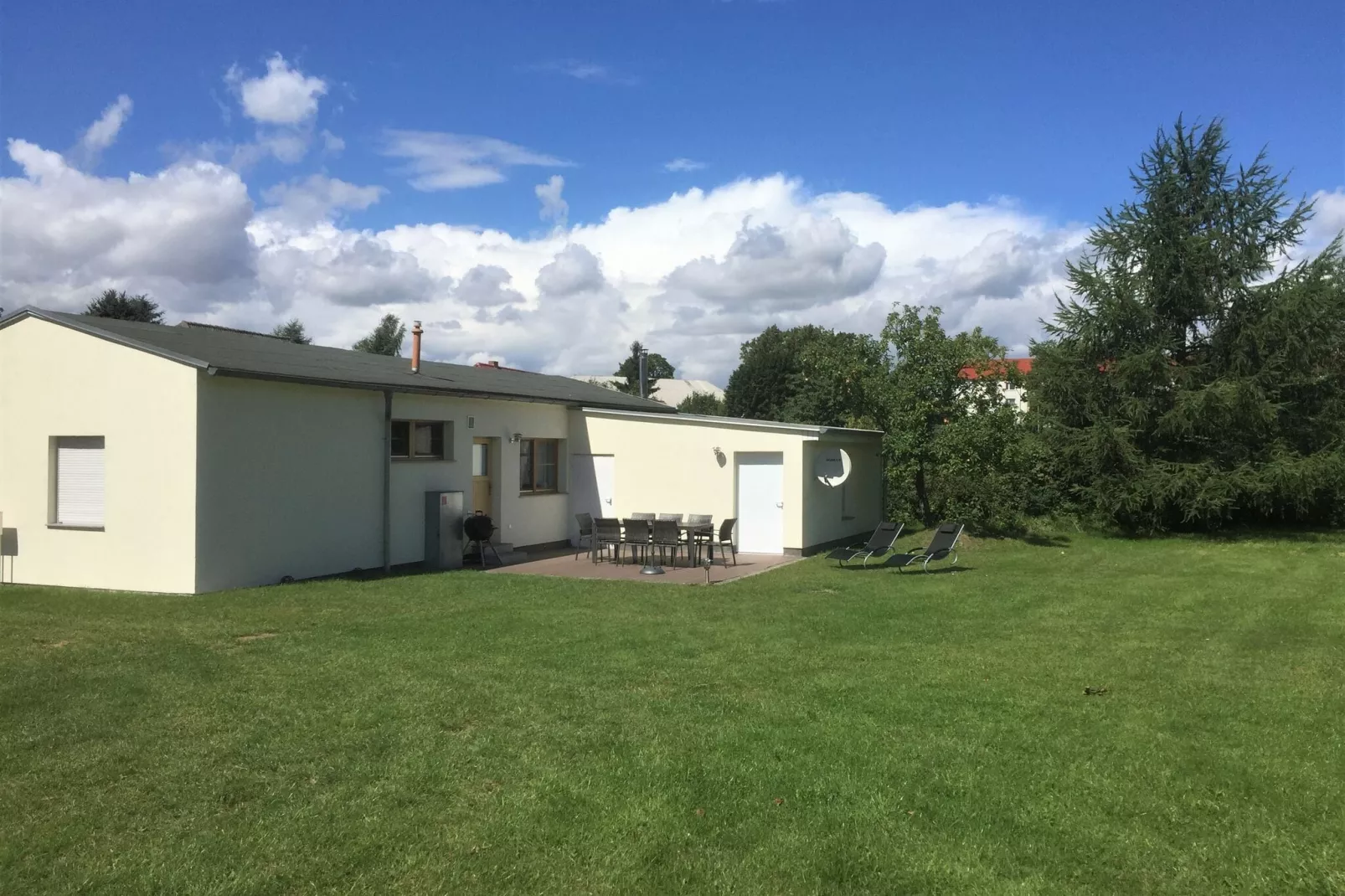 Ferienhaus Im Gutshofpark mit Sauna-Buitenkant zomer
