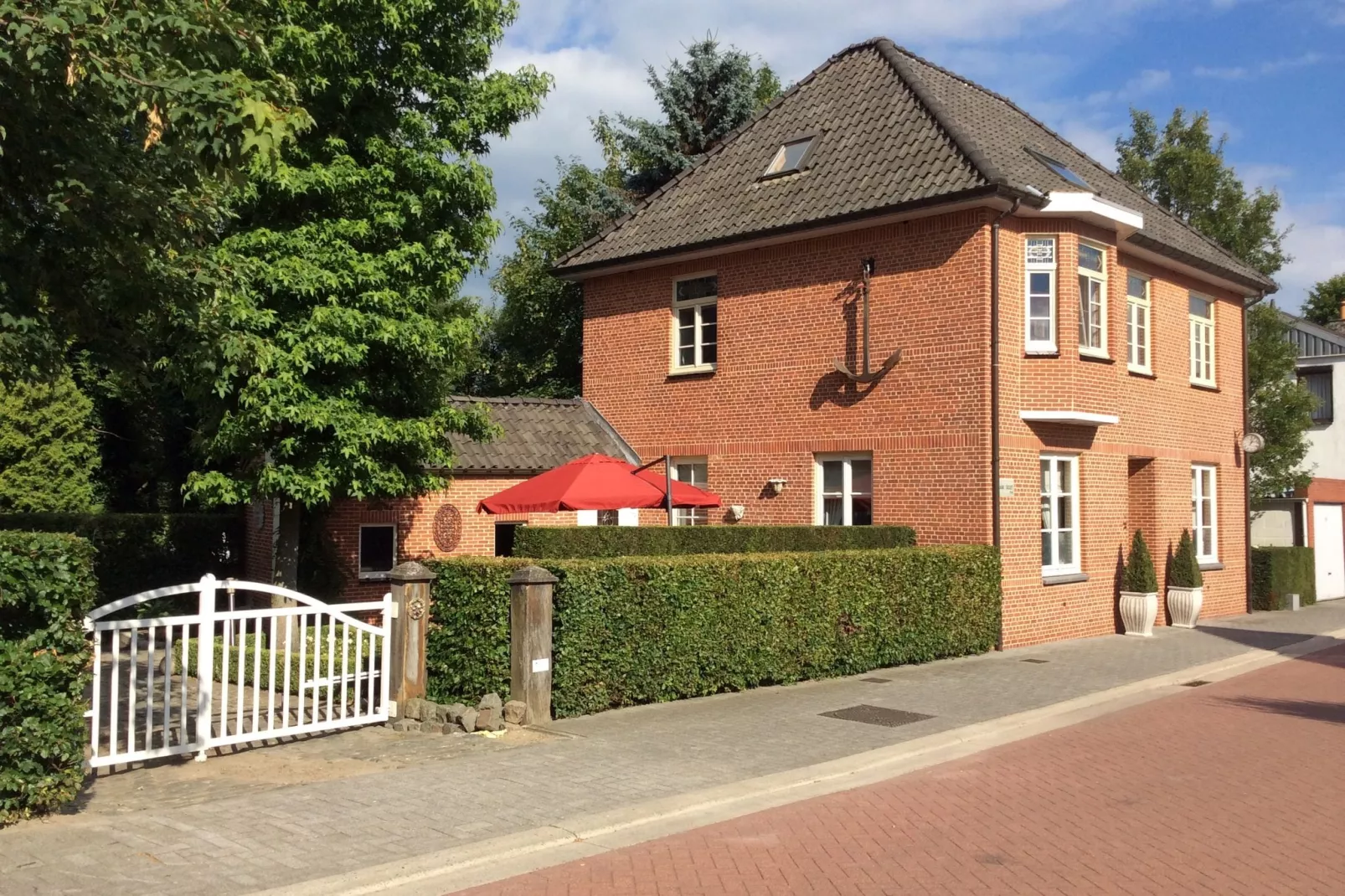 Charmante brugdraaiersvilla in Neerpelt-Buitenkant zomer