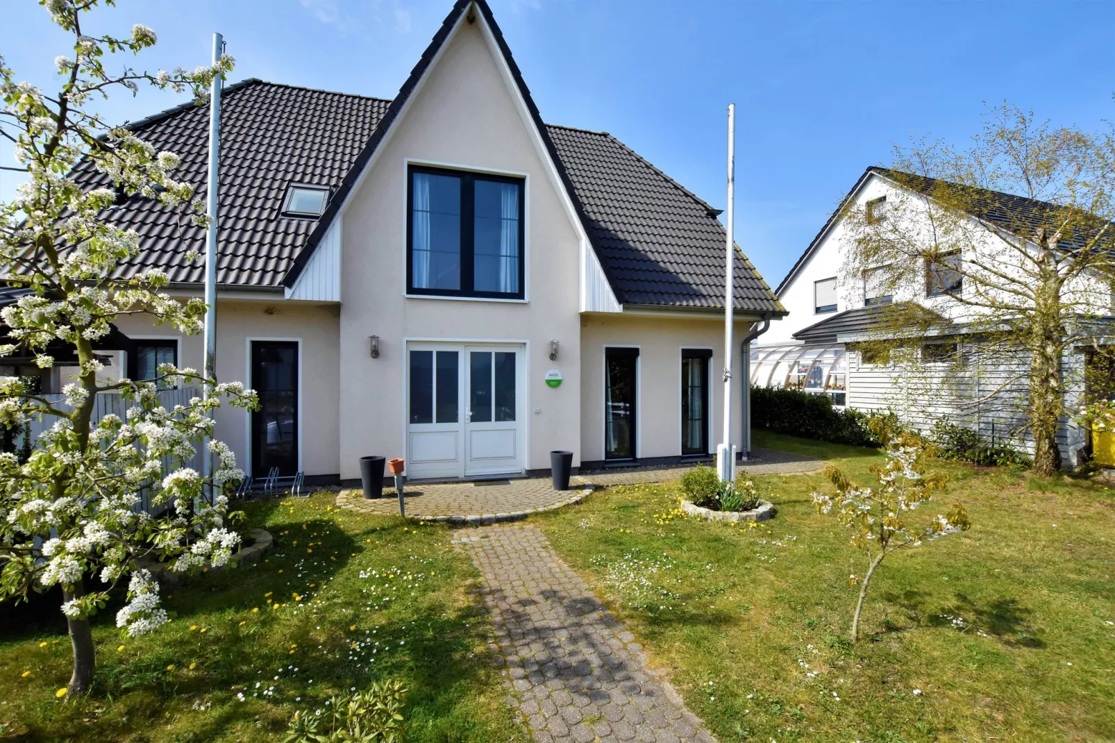 Minihus - Erdgeschoss mit Terrasse-Buitenkant zomer