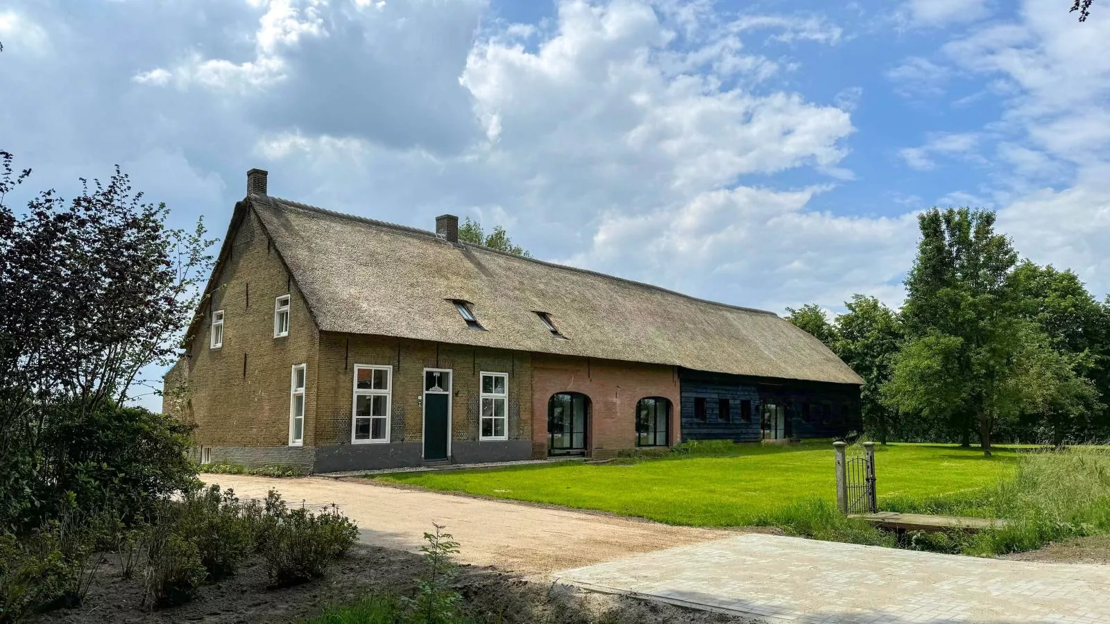Het Hoevehuys-Buitenkant zomer