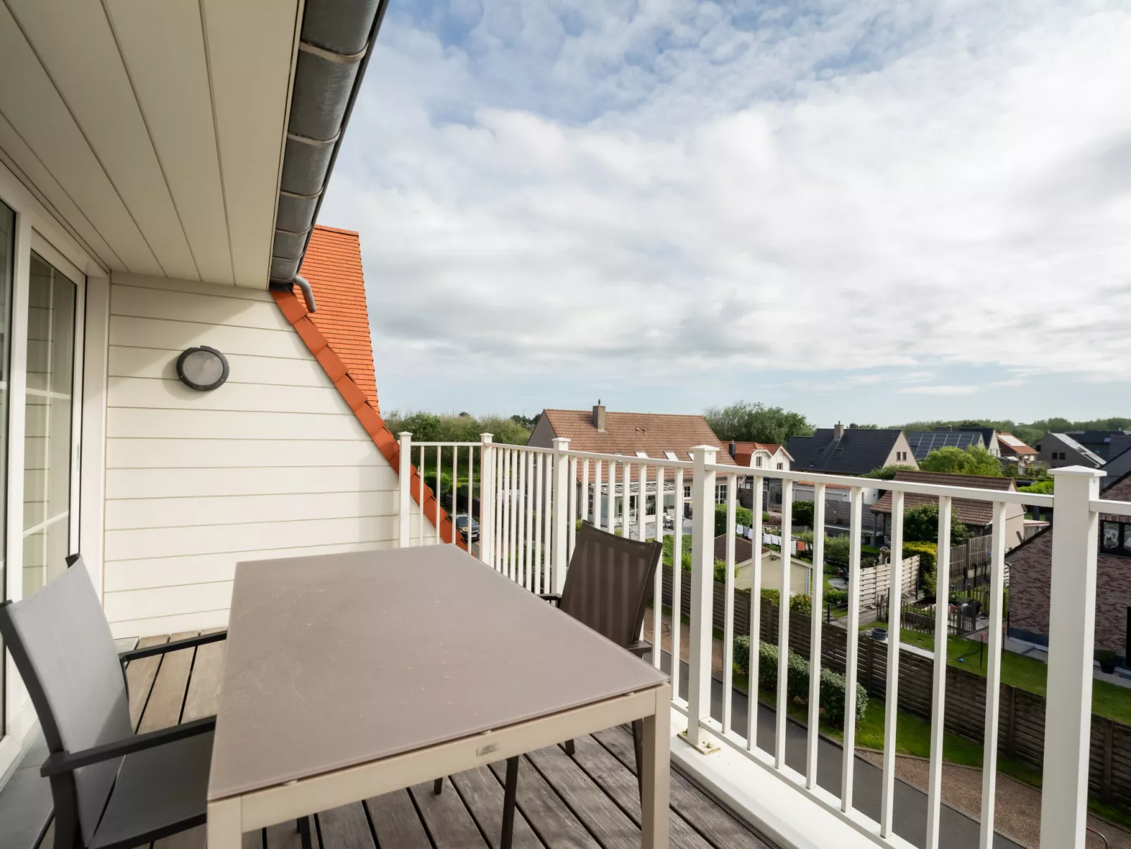 Cosy - bright top floor appartment-Buiten