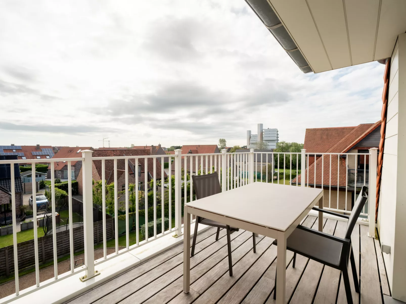 Cosy - bright top floor appartment-Buiten