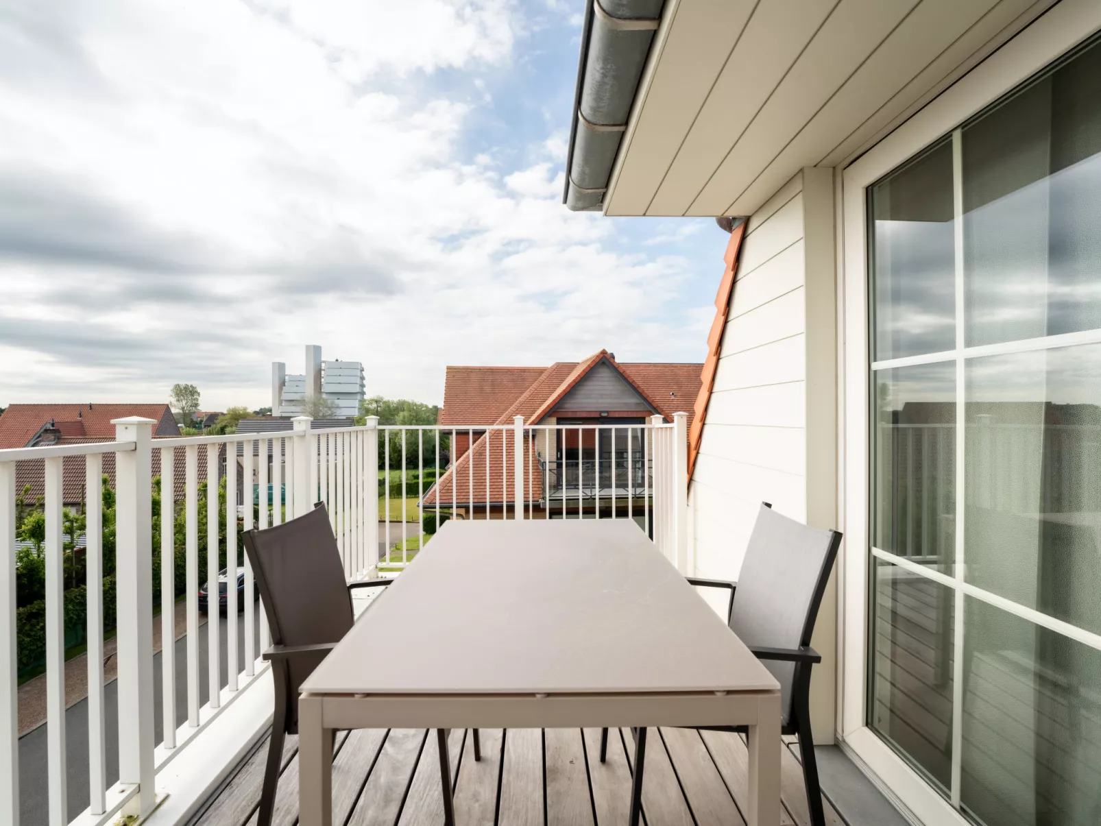 Cosy - bright top floor appartment-Buiten