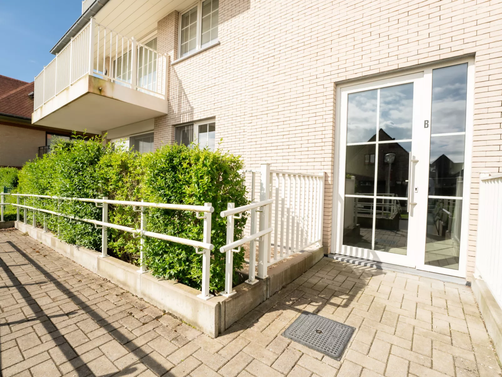Cosy - bright top floor appartment-Buiten