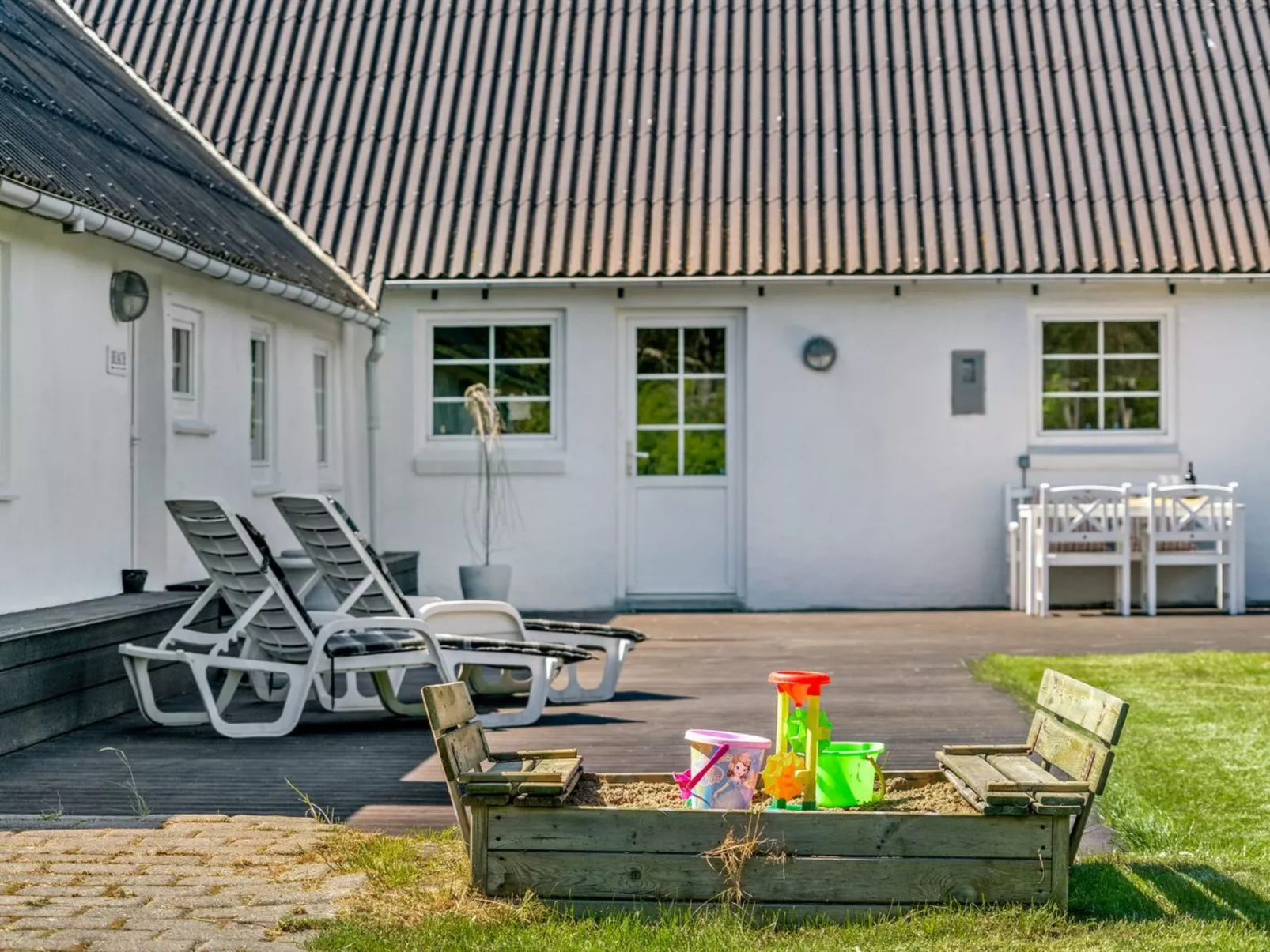 "Law" - 400m from the sea-Buiten