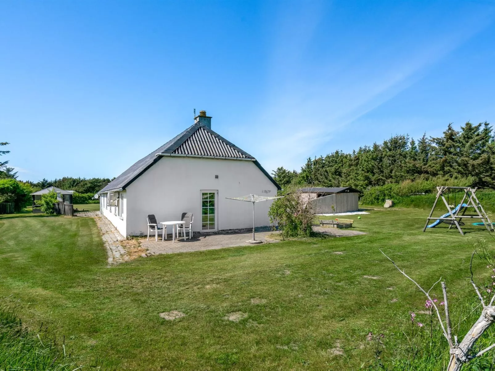 "Law" - 400m from the sea-Buiten