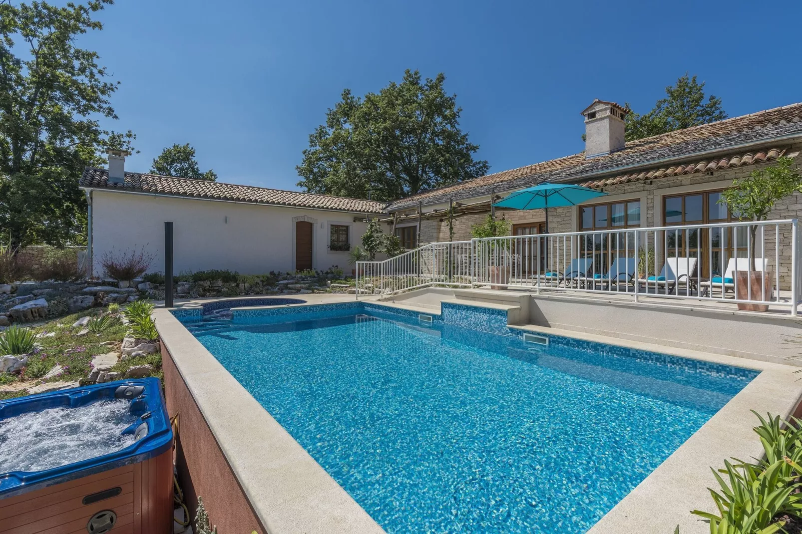 Villa Lipica with Private Pool and Jacuzzi-Buitenkant zomer