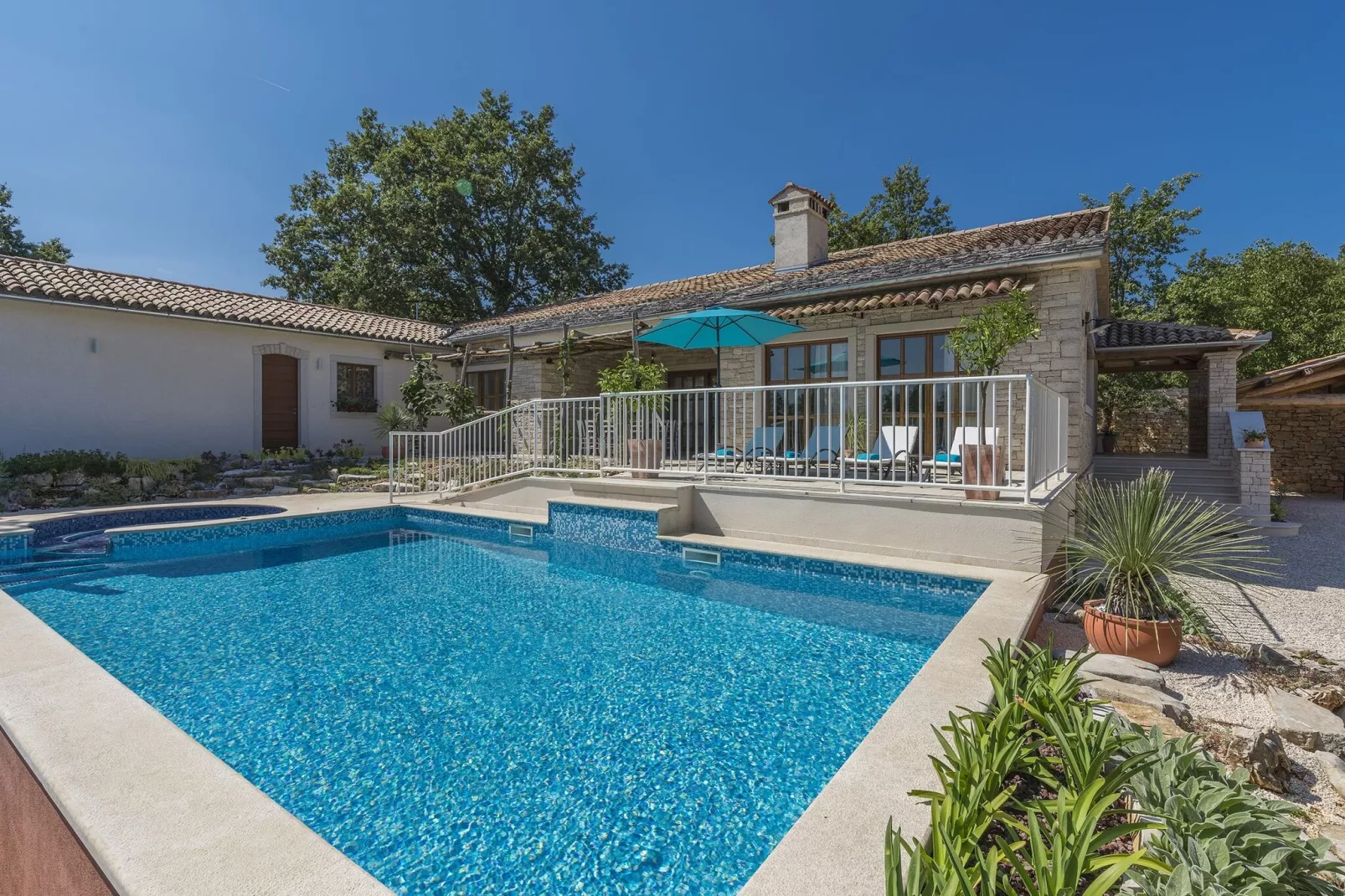 Villa Lipica with Private Pool and Jacuzzi-Zwembad