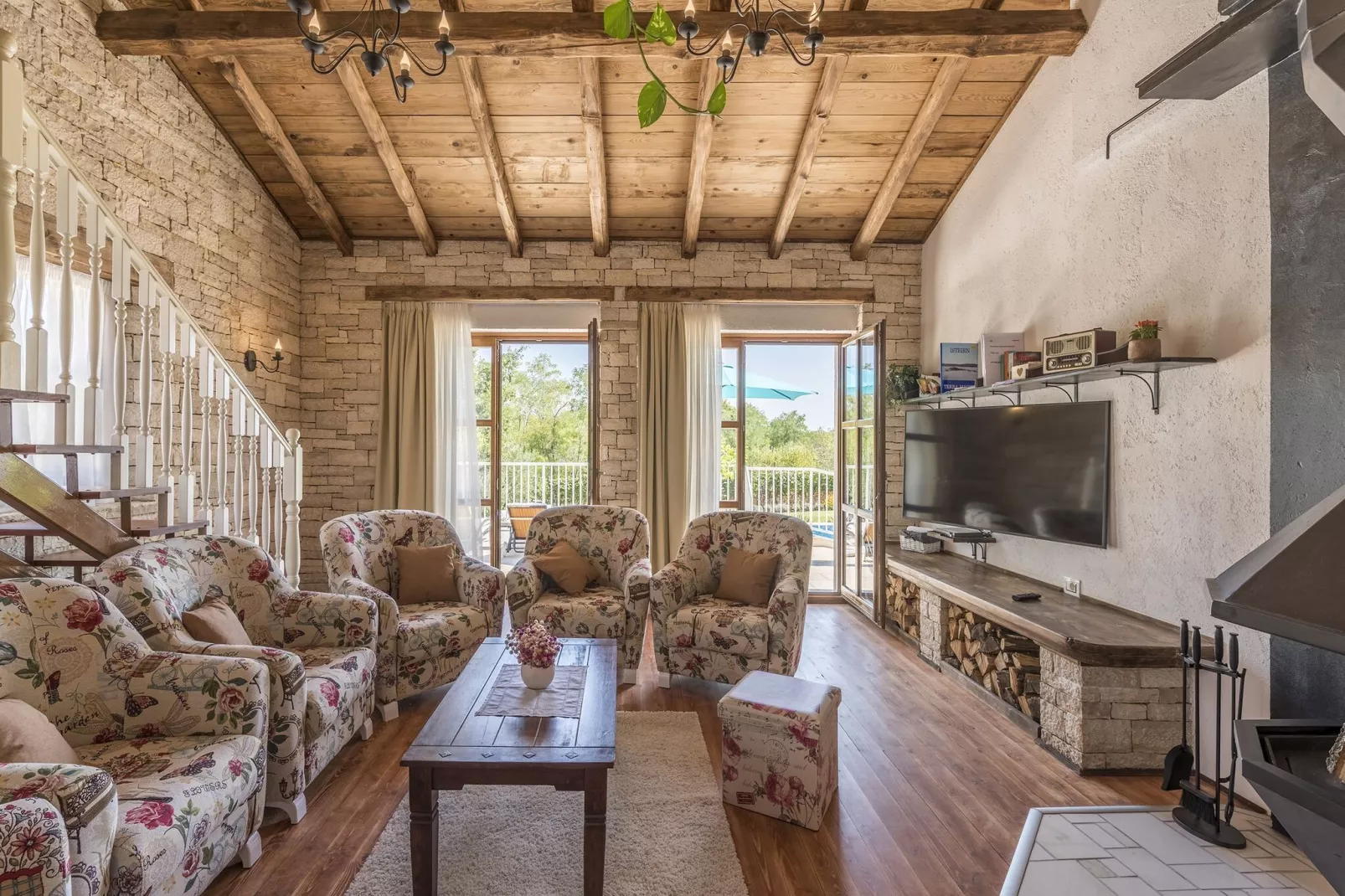 Villa Lipica with Private Pool and Jacuzzi-Woonkamer