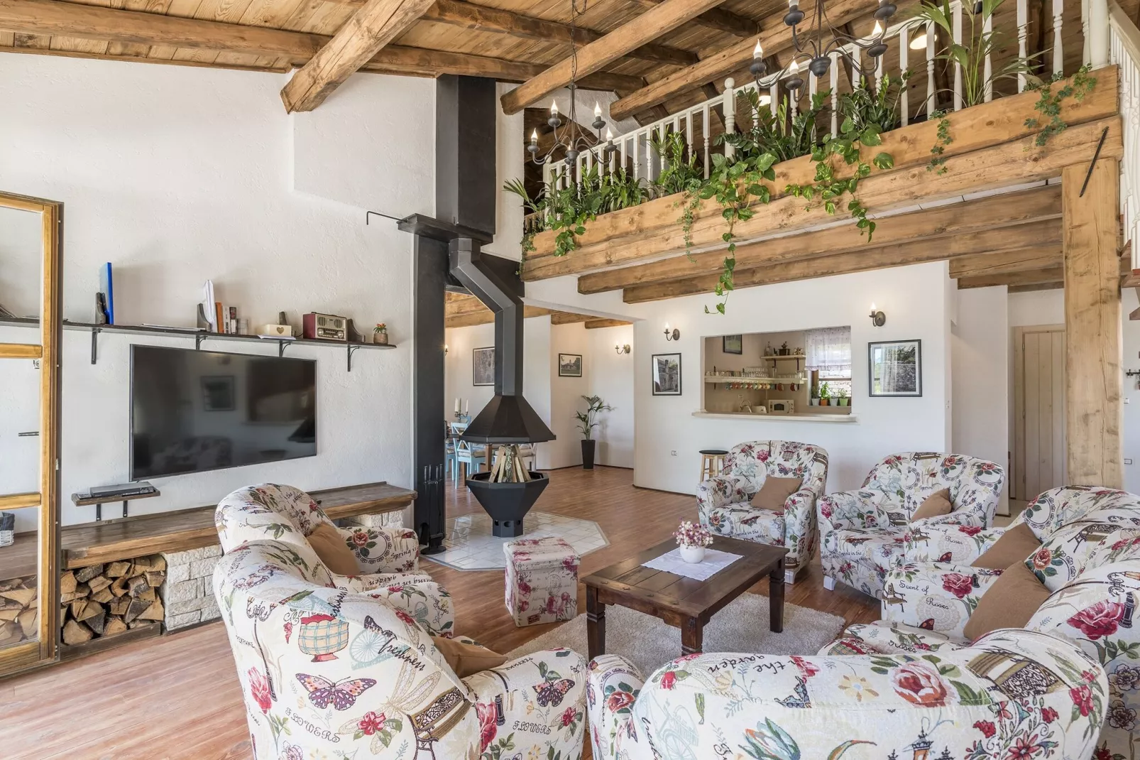 Villa Lipica with Private Pool and Jacuzzi-Woonkamer