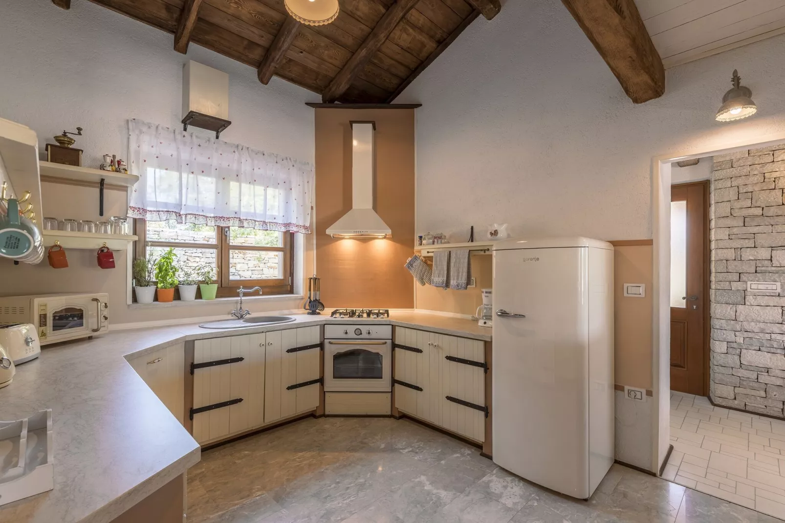 Villa Lipica with Private Pool and Jacuzzi-Keuken