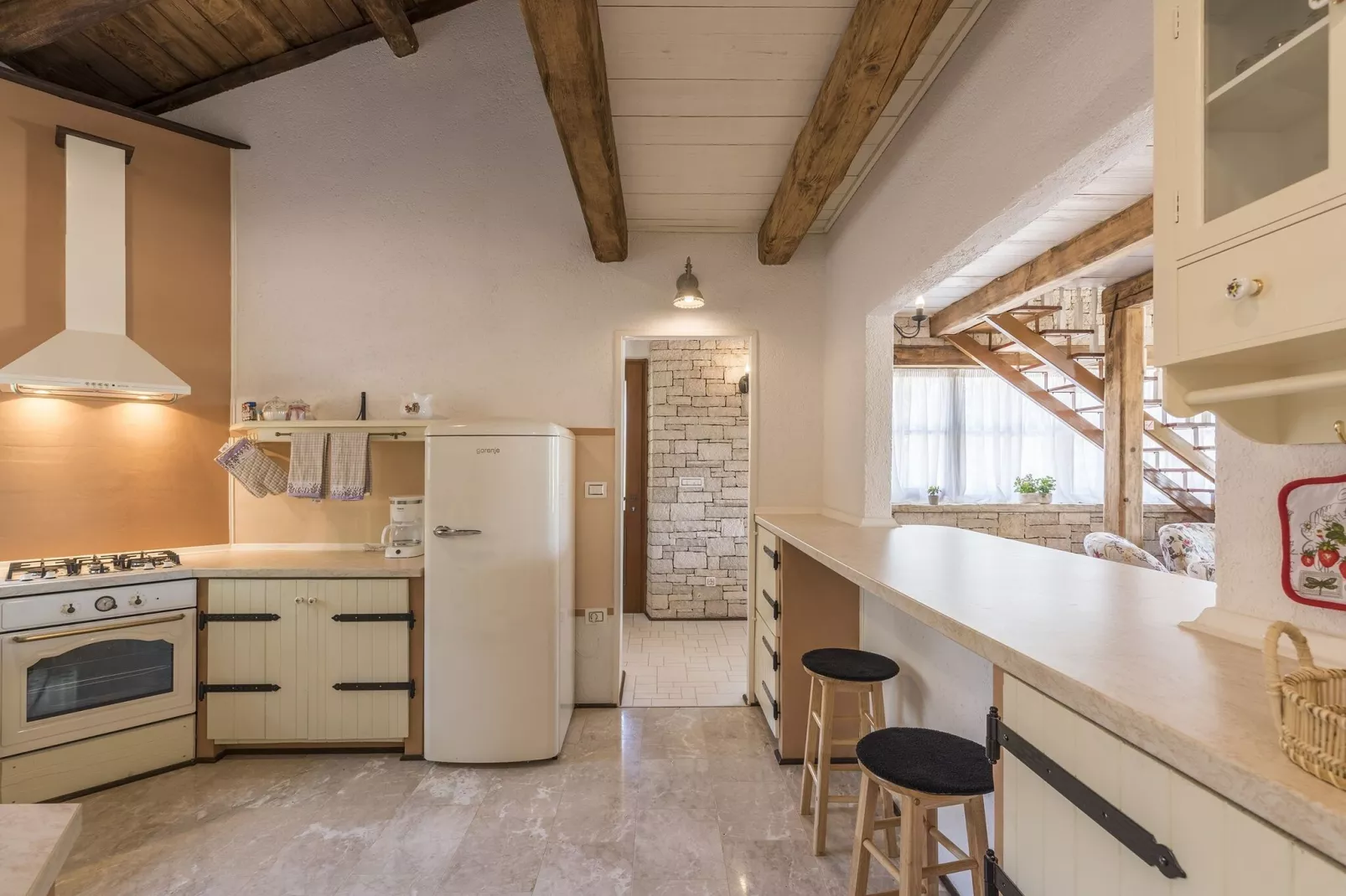 Villa Lipica with Private Pool and Jacuzzi-Keuken