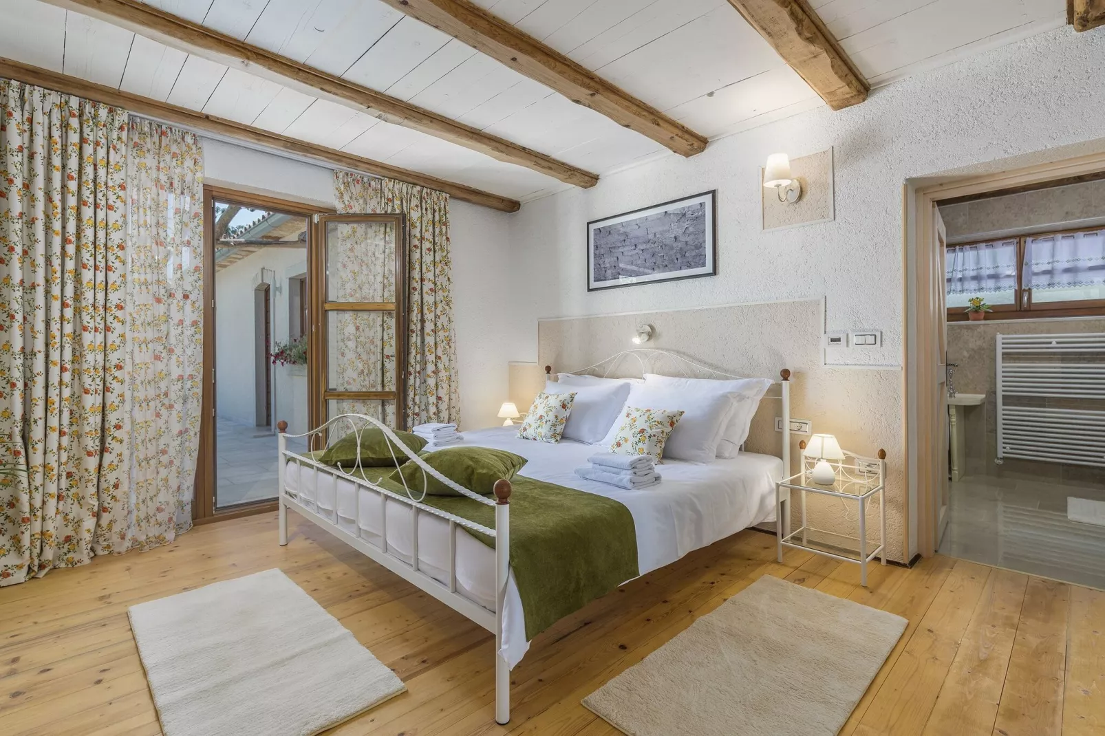 Villa Lipica with Private Pool and Jacuzzi-Slaapkamer