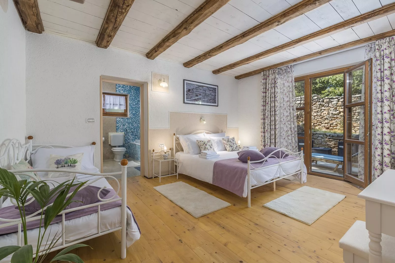 Villa Lipica with Private Pool and Jacuzzi-Slaapkamer