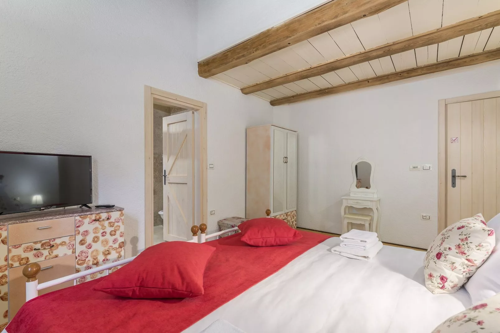 Villa Lipica with Private Pool and Jacuzzi-Slaapkamer
